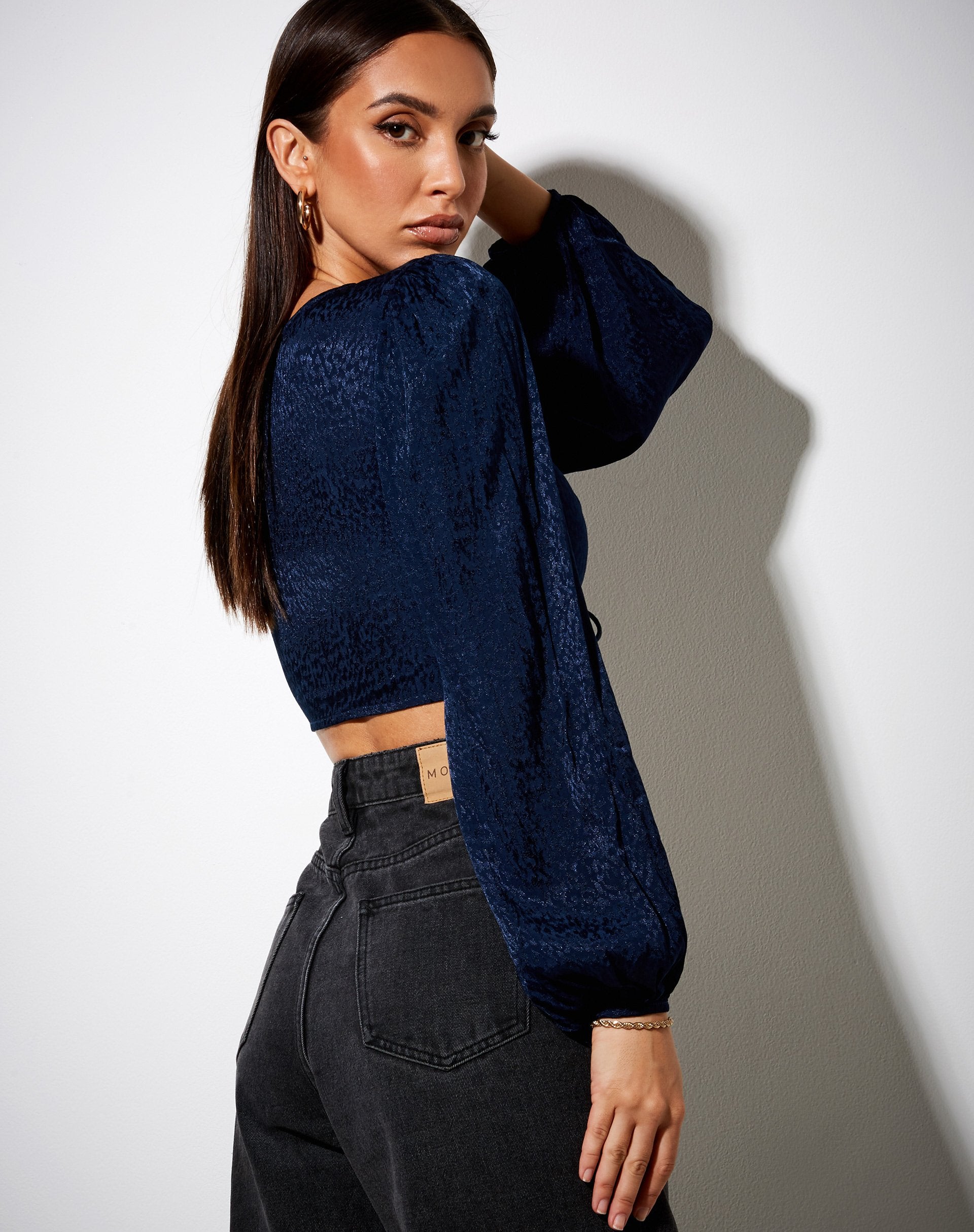 Bild von Reilo Crop Top aus Satin Cheetah Navy