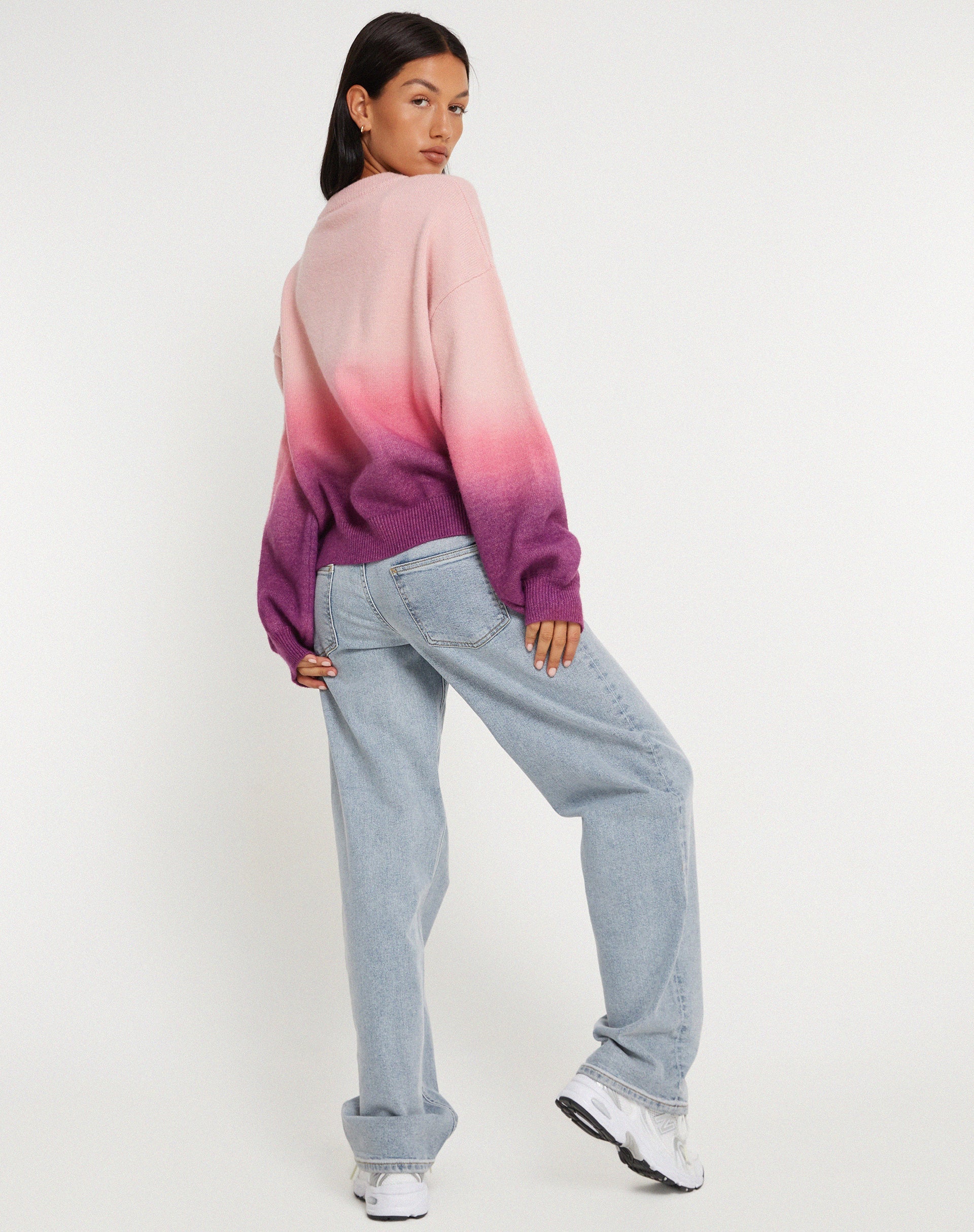 Abbildung des Akari Pullovers in Gradient Pink