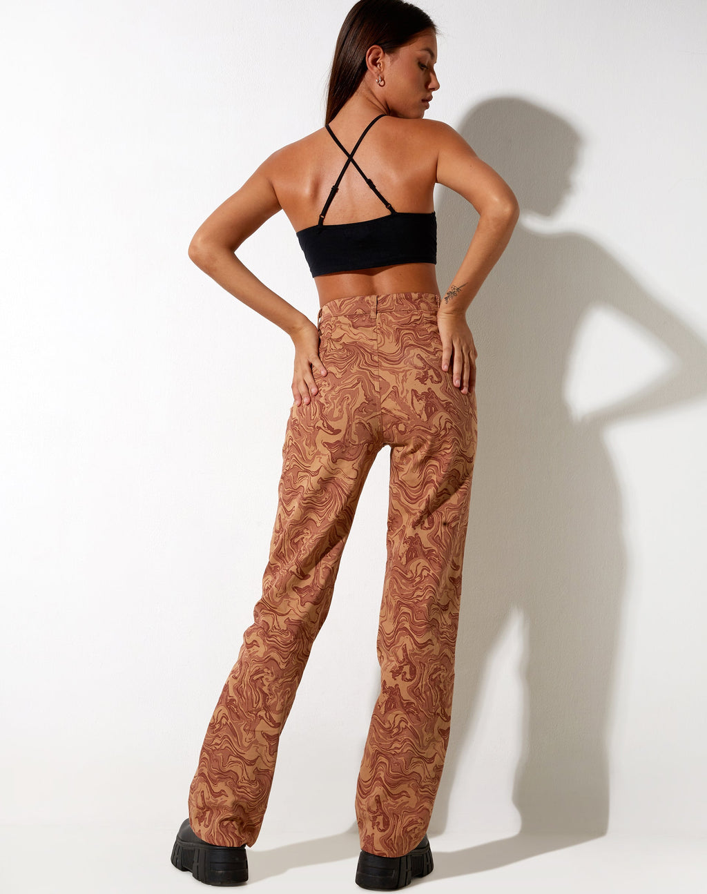 Bhavna-Hose in flüssig marmoriertem Braun
