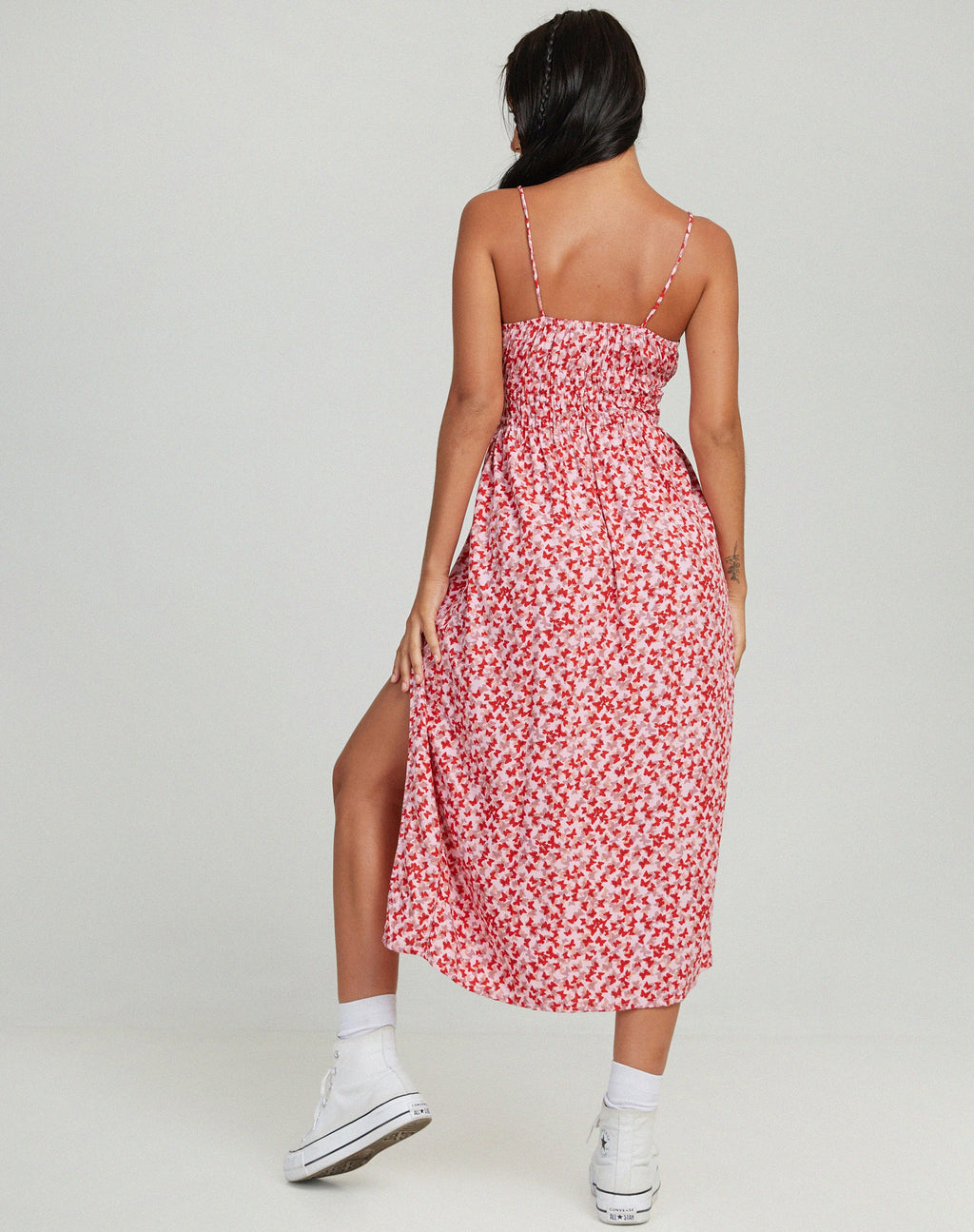 Jeyro Midikleid in Ditsy Butterfly Pfirsich und Rot