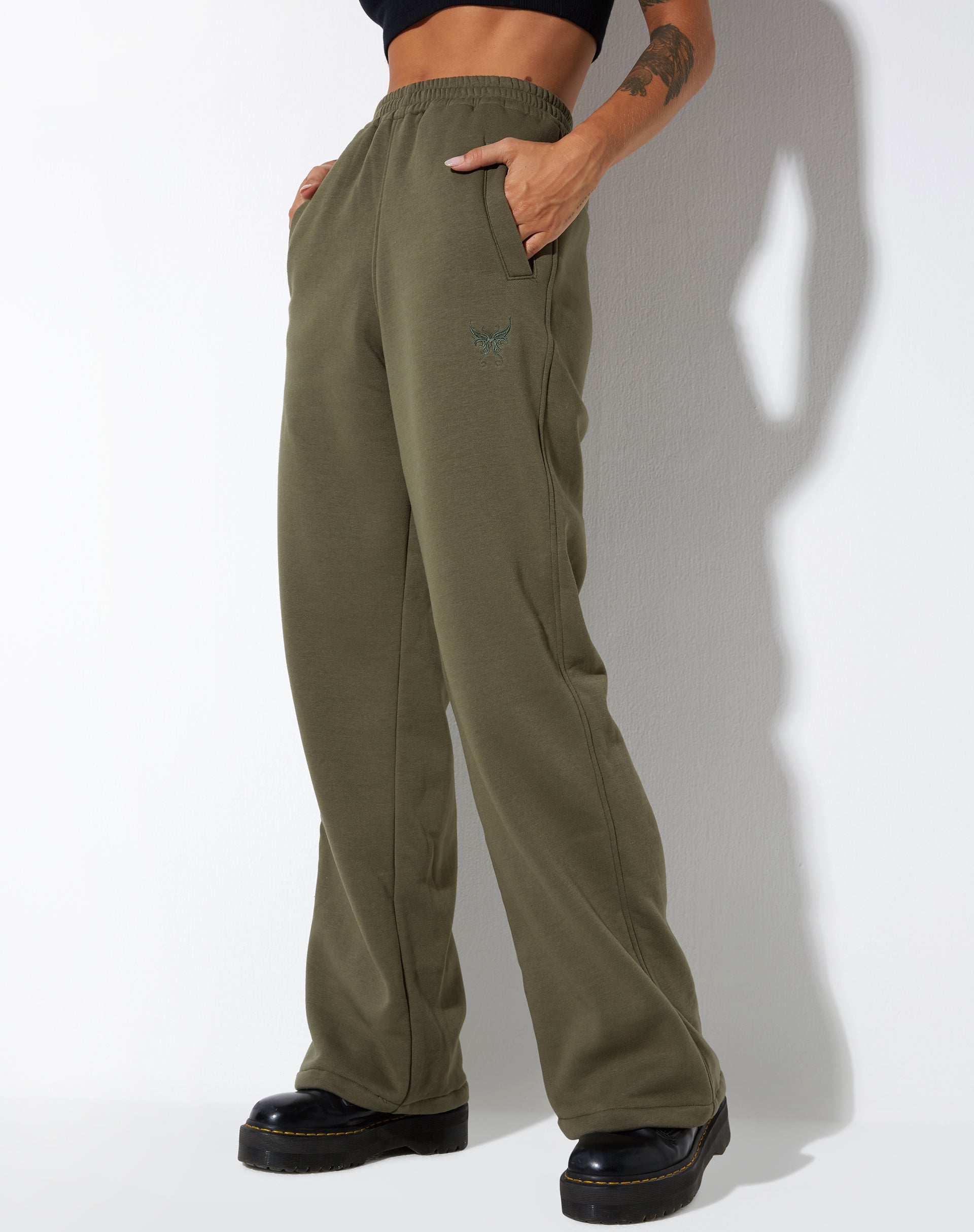 Bild von Leia Jogger in Grape Leaf Butterfly Embro