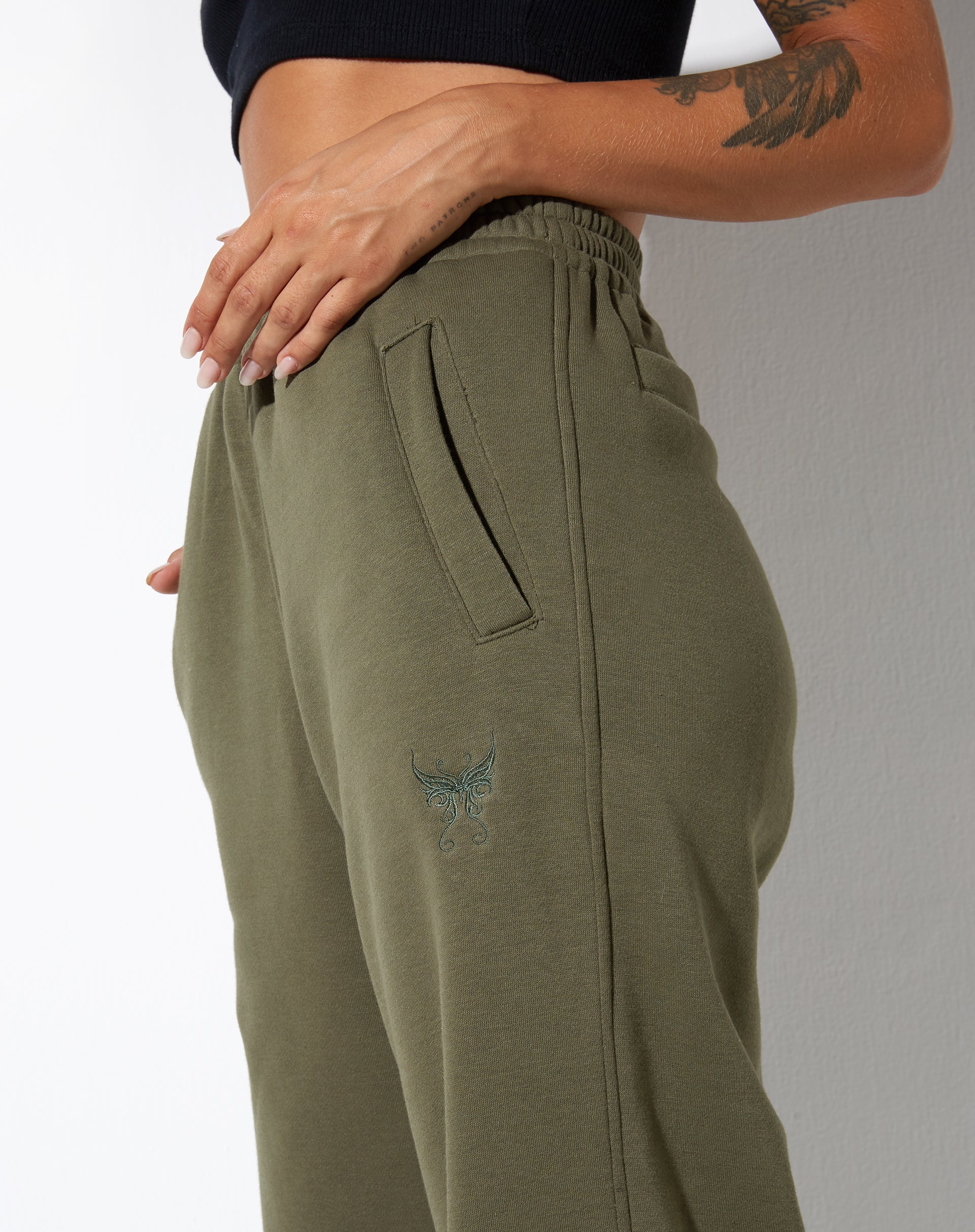 Bild von Leia Jogger in Grape Leaf Butterfly Embro