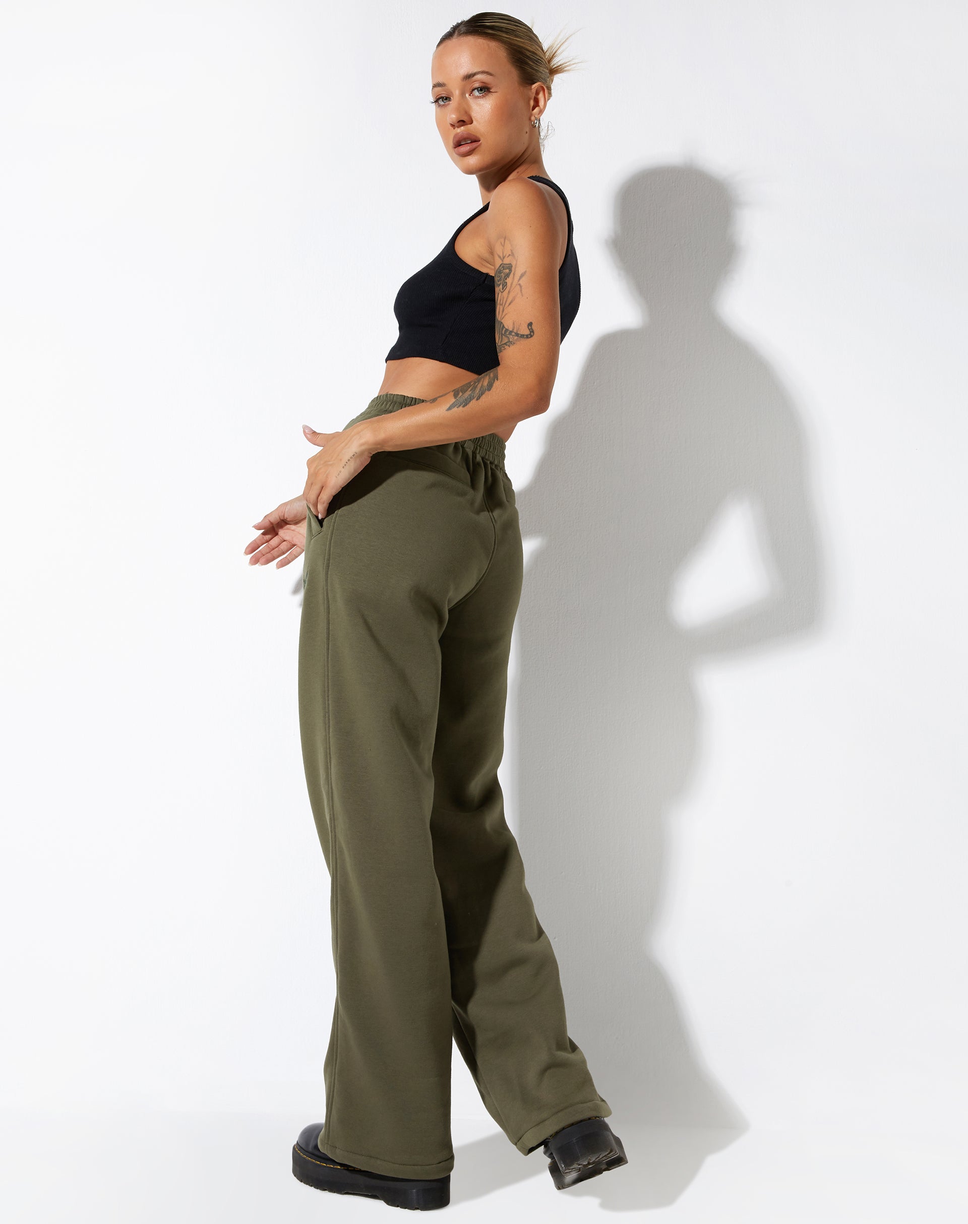Bild von Leia Jogger in Grape Leaf Butterfly Embro