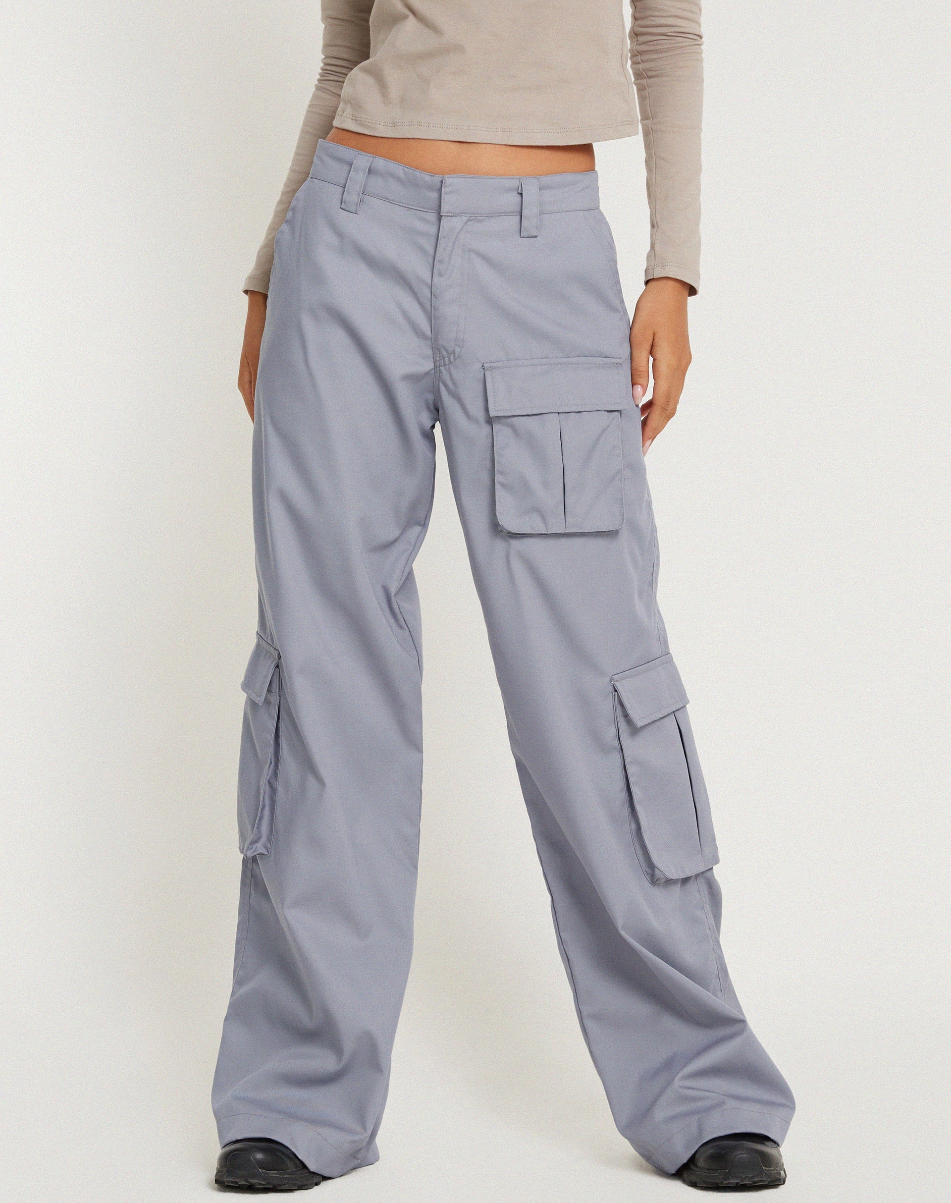 Abbildung der Lovis Low Rise Cargohose in Grau