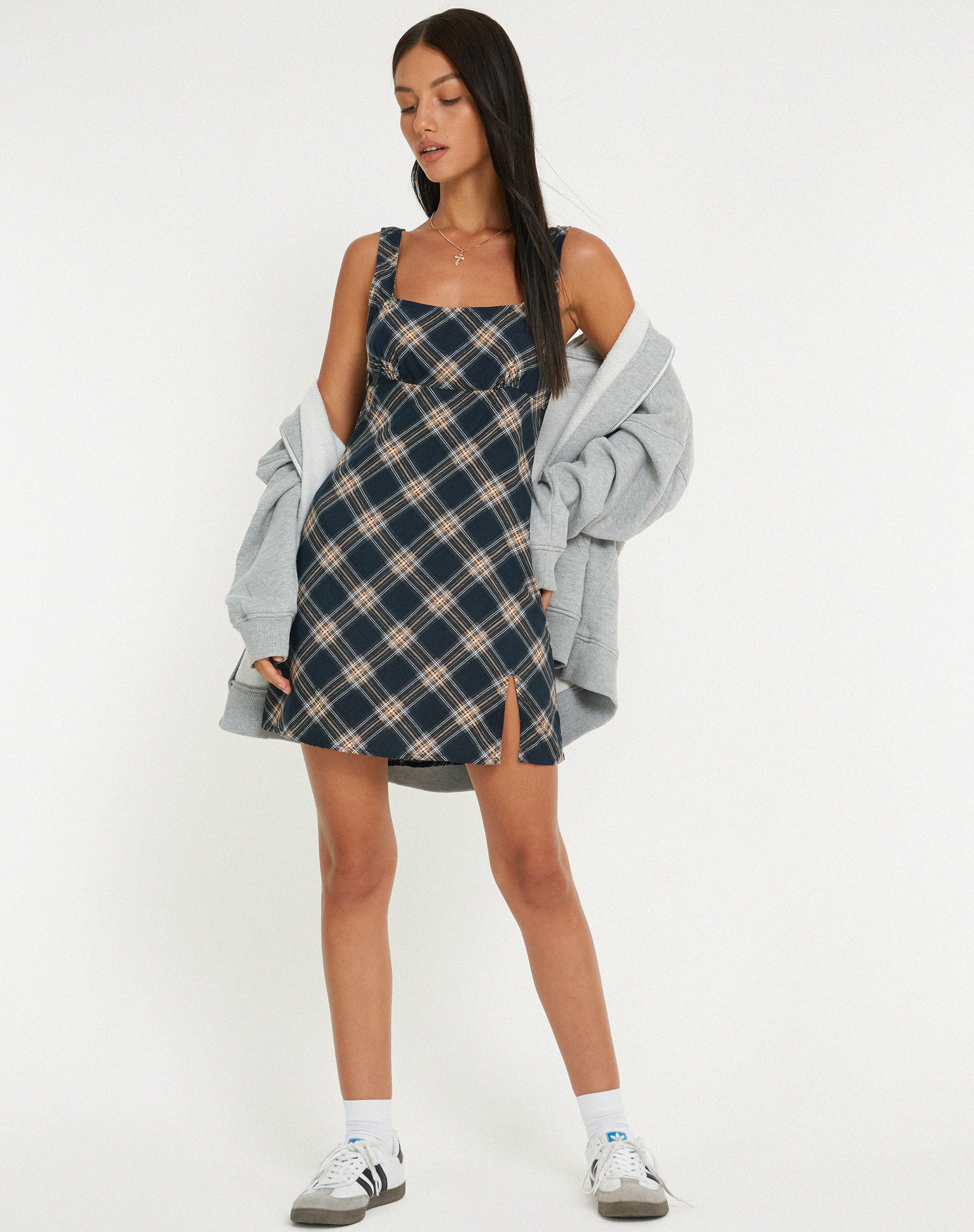 IMAGE OF Mehra Slip Dress in 20er Jahre Karo Schwarz und Grau