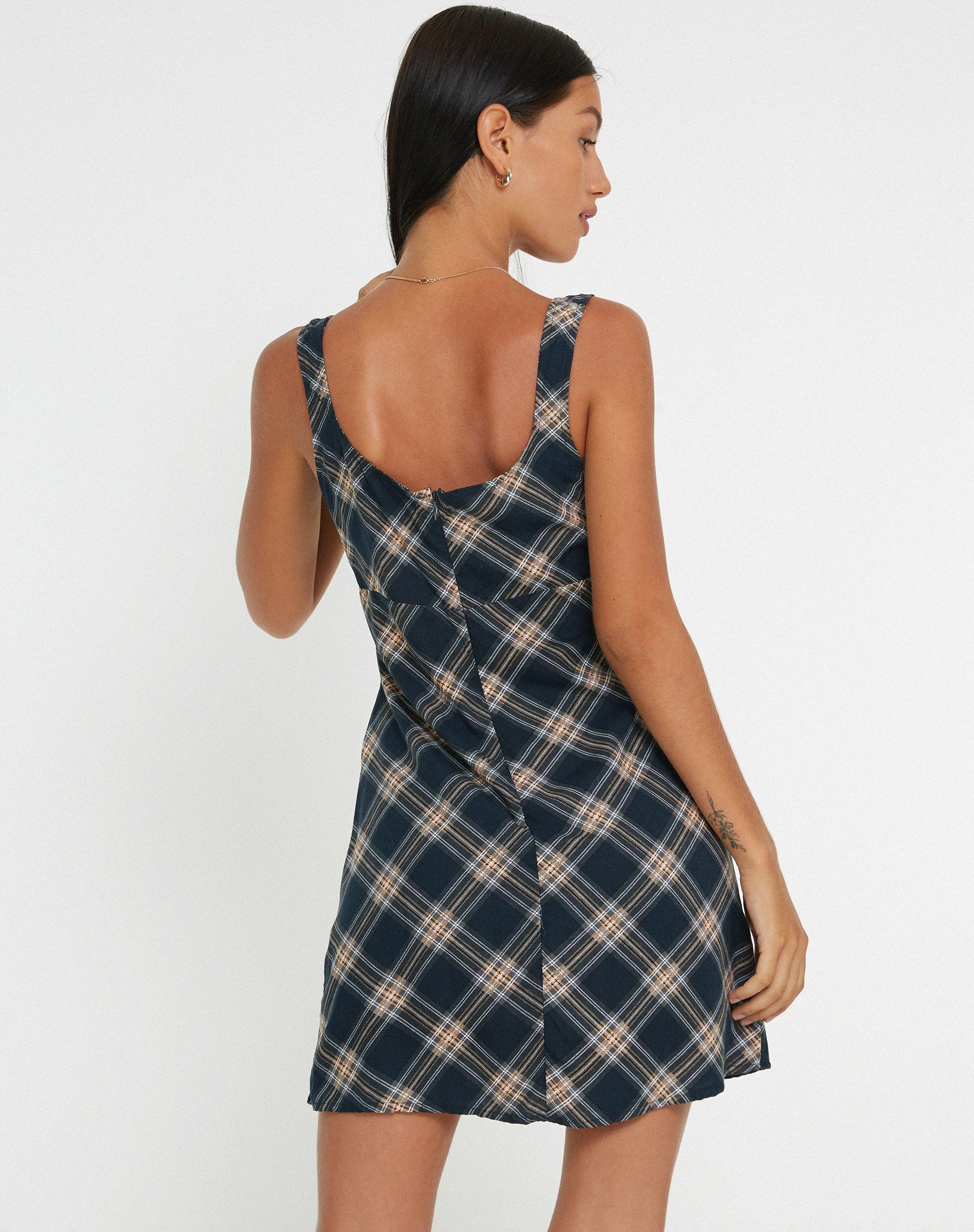 IMAGE OF Mehra Slip Dress in 20er Jahre Karo Schwarz und Grau