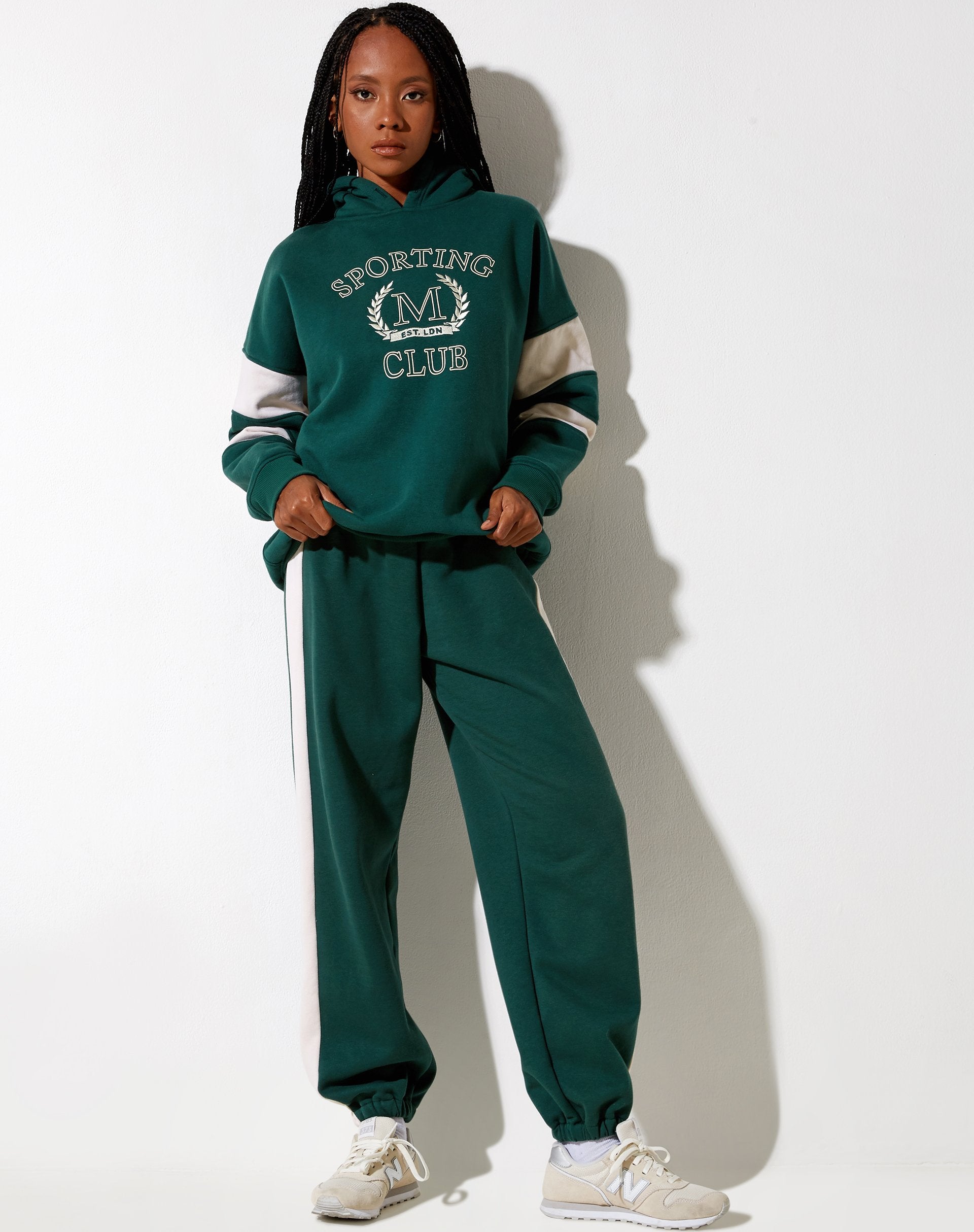 Image of Mora Hoodie in Waldgrün und Winterweiß Sporting Club Mix Embro