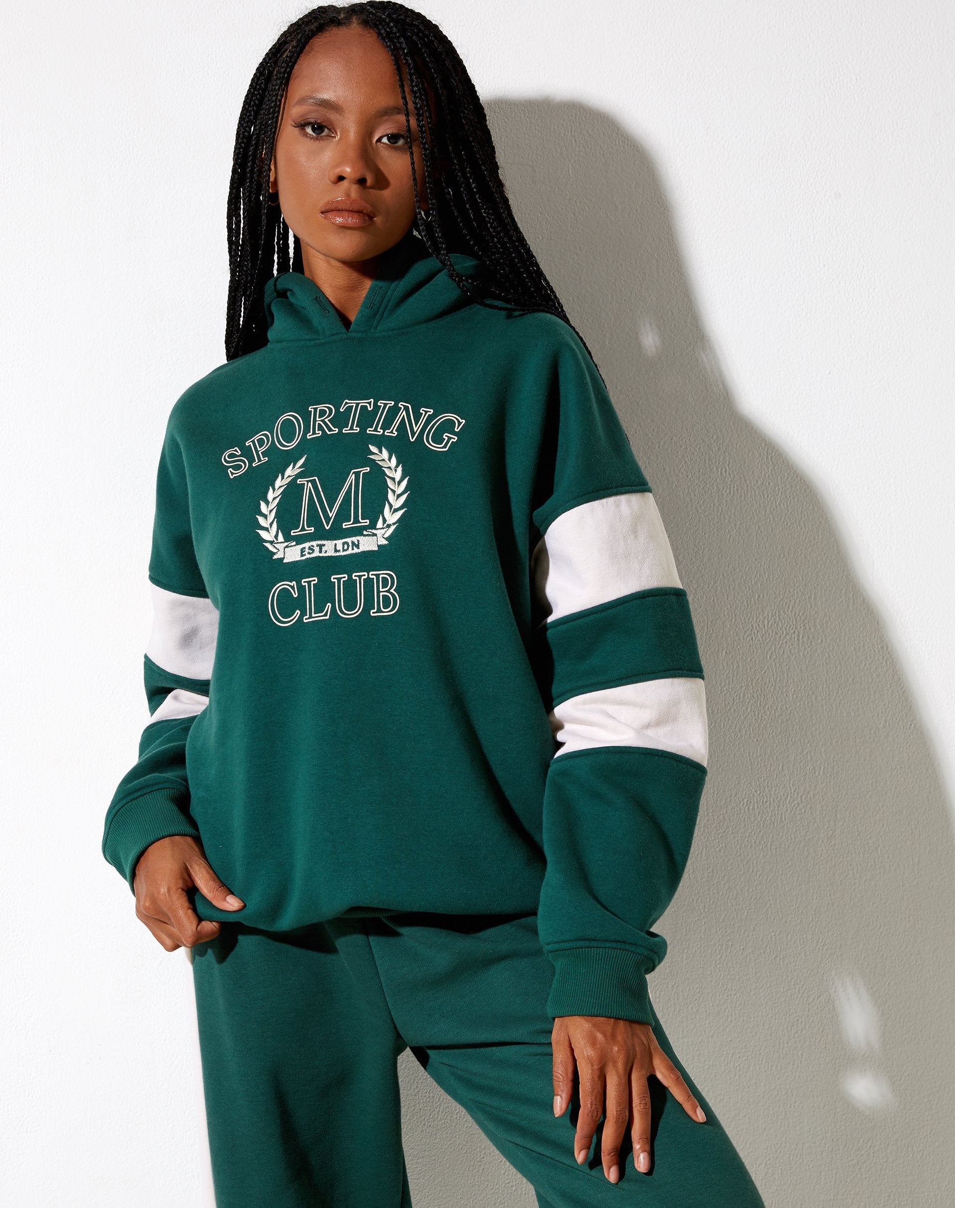 Image of Mora Hoodie in Waldgrün und Winterweiß Sporting Club Mix Embro