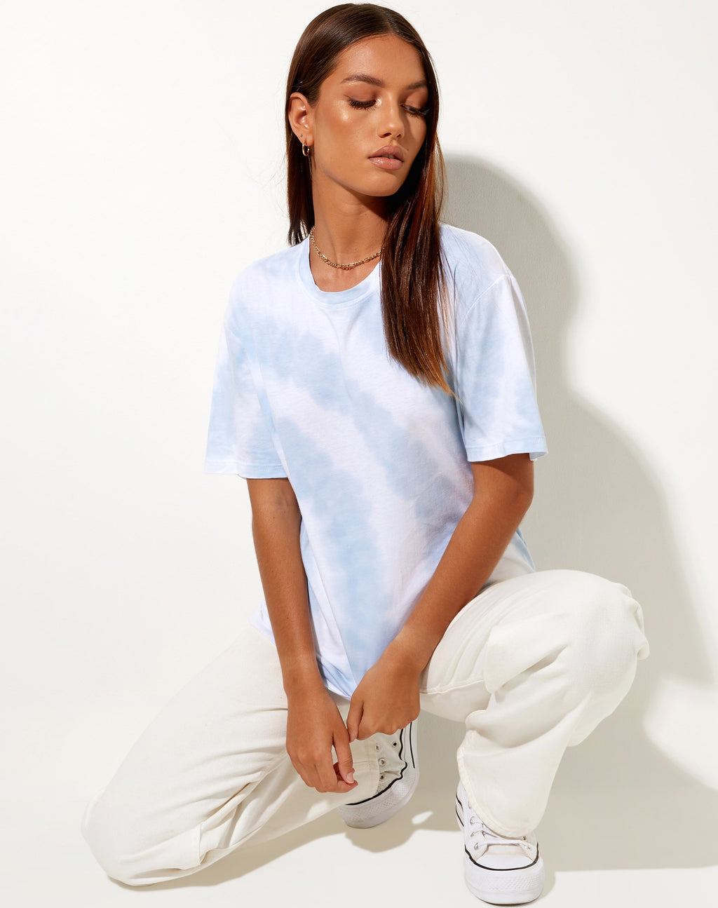 Oversize Basic Tee in Blau und Weiß Swirl Tie Dye