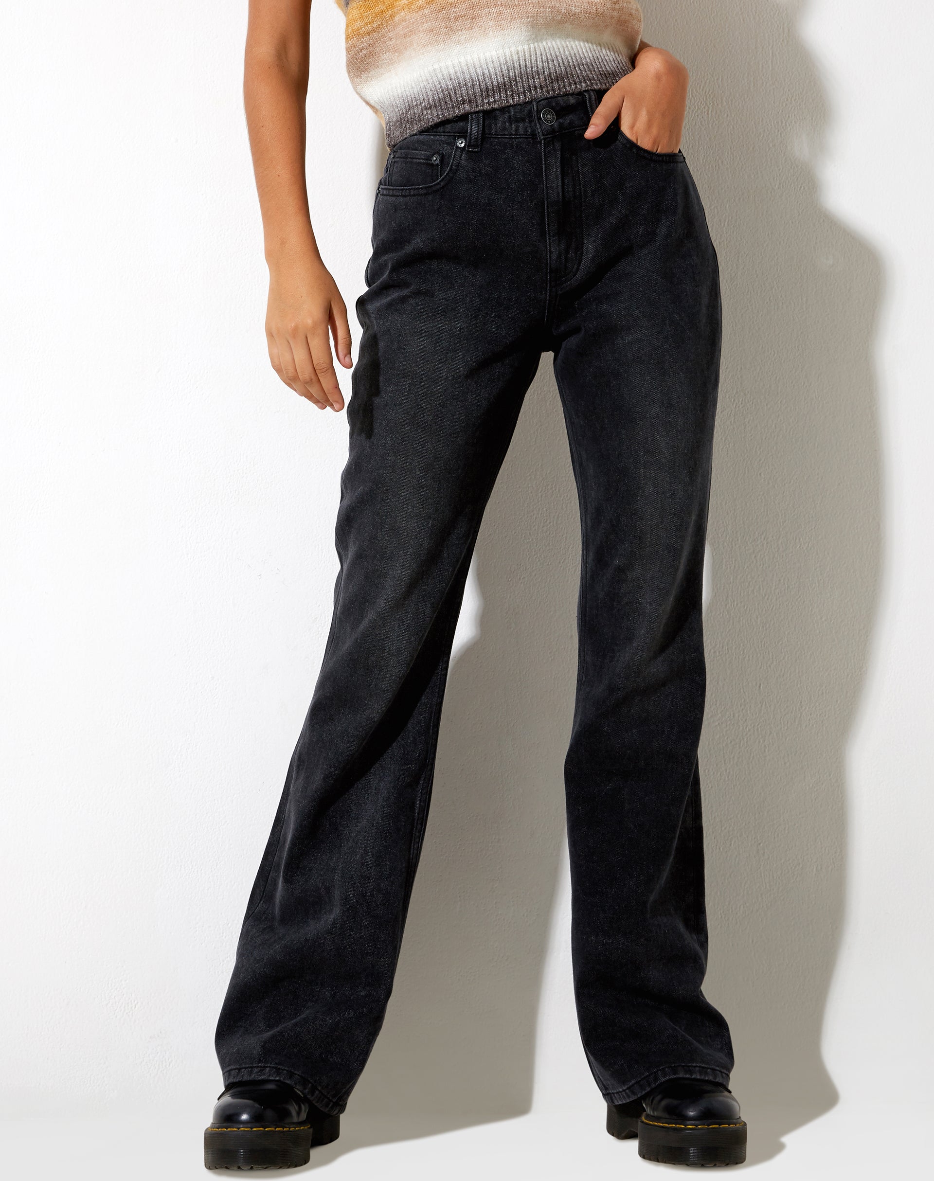 Bild von Relaxed Bootleg Jeans in Schwarz Grunge