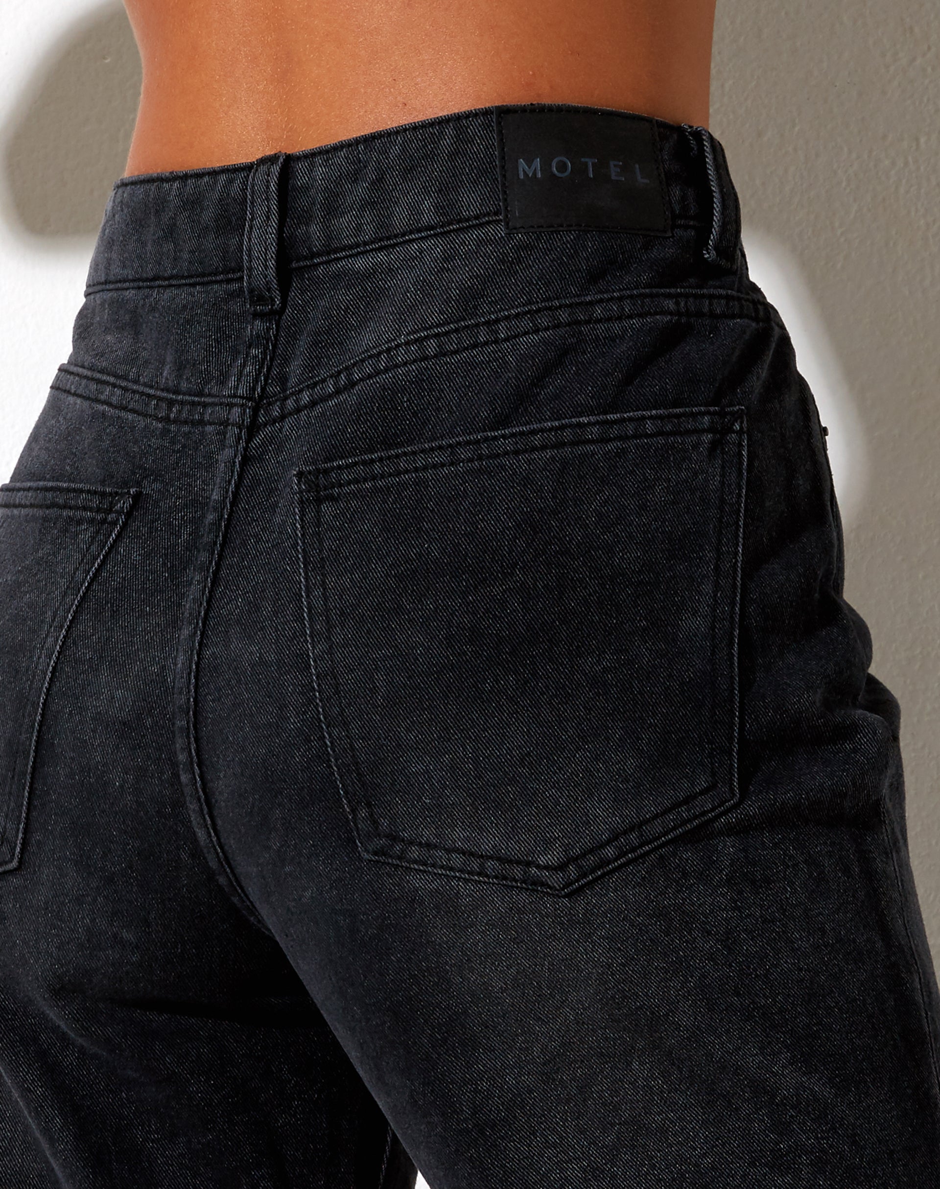 Bild von Relaxed Bootleg Jeans in Schwarz Grunge