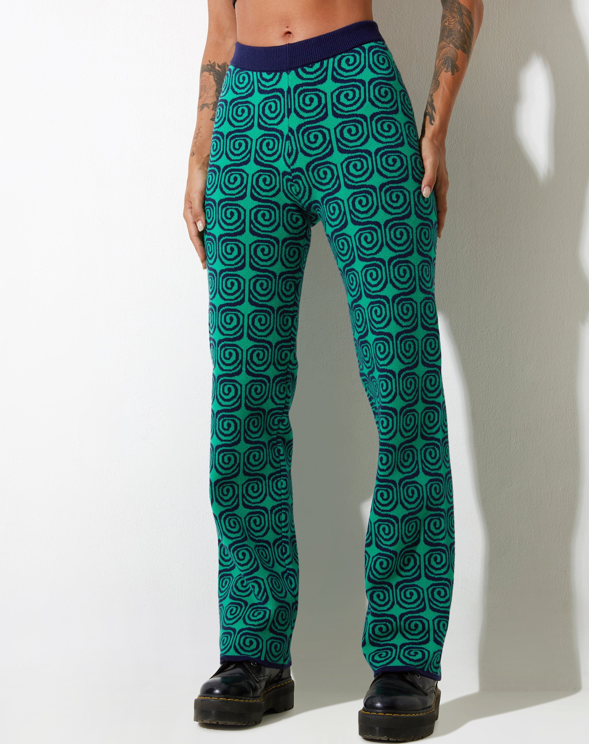 Abbildung der Sabila-Hose in Swirl Grün und Blau