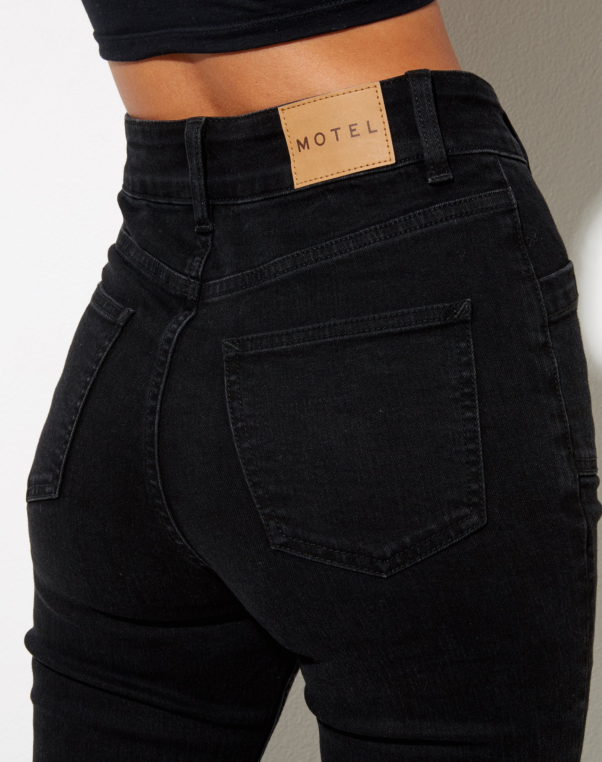 Bild von Seam Split Jeans in schwarzer Waschung