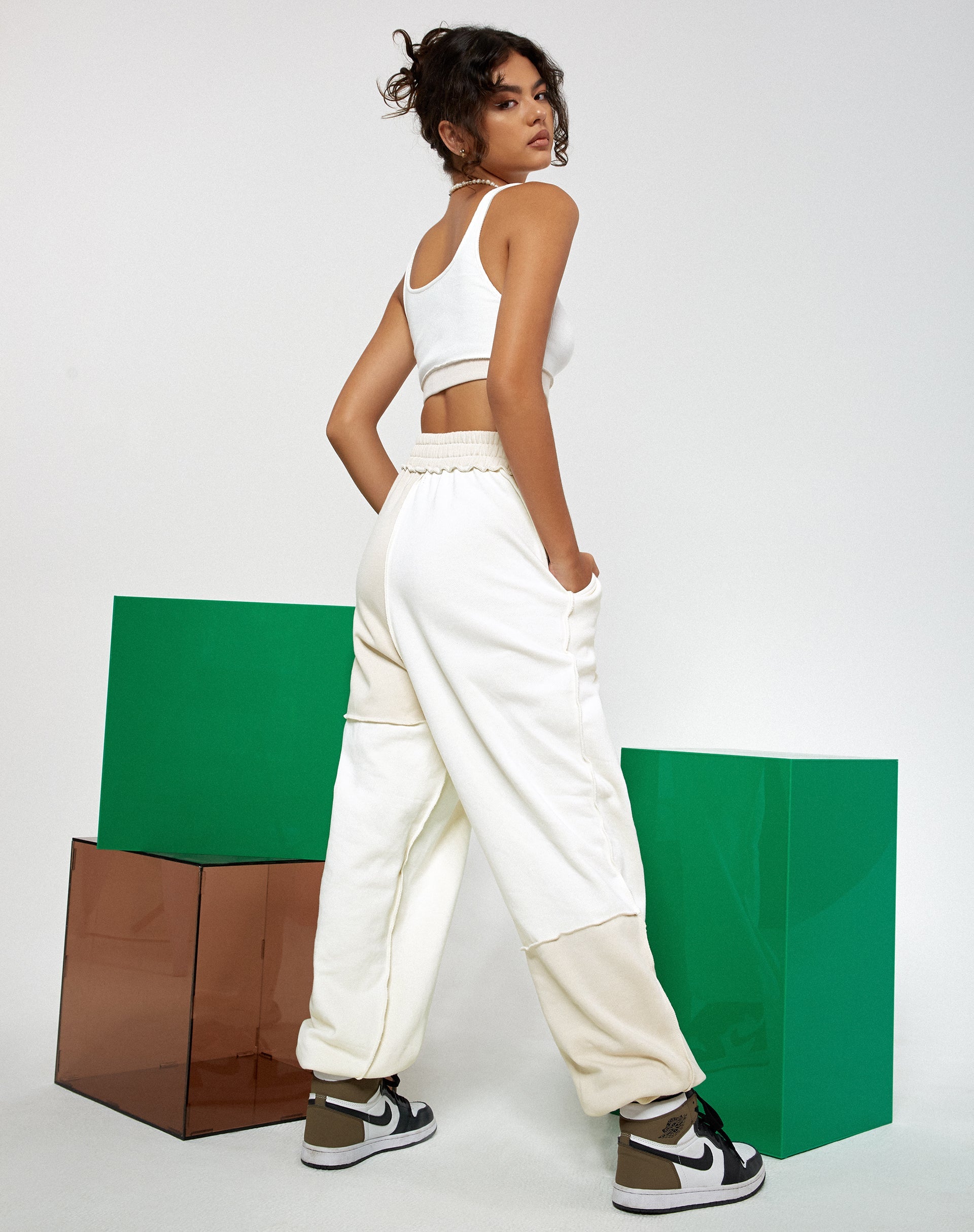 Image of Motel X Barbara Kristoffersen Ricci Crop Top in getäfeltem Elfenbein und Winterweiß