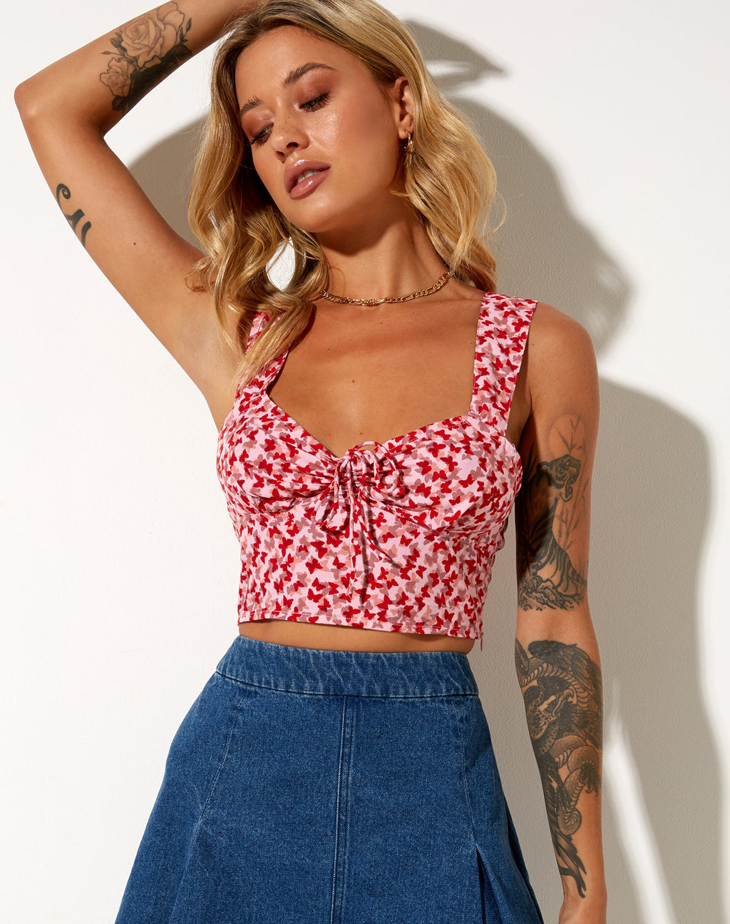 Ridis Vest Crop Top in Ditsy Butterfly Pfirsich und Rot