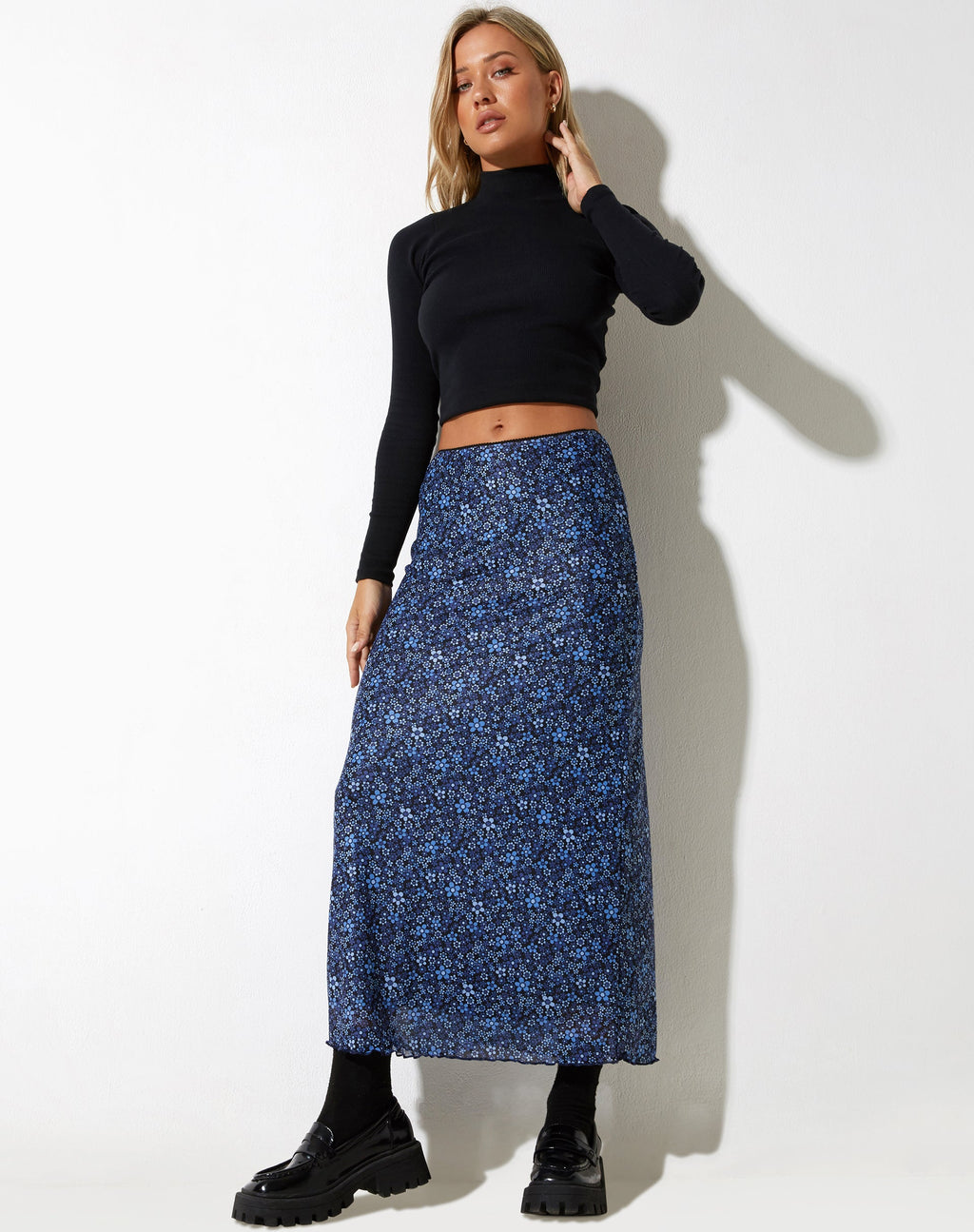 Rindu Midirock in Blumengarten Blau
