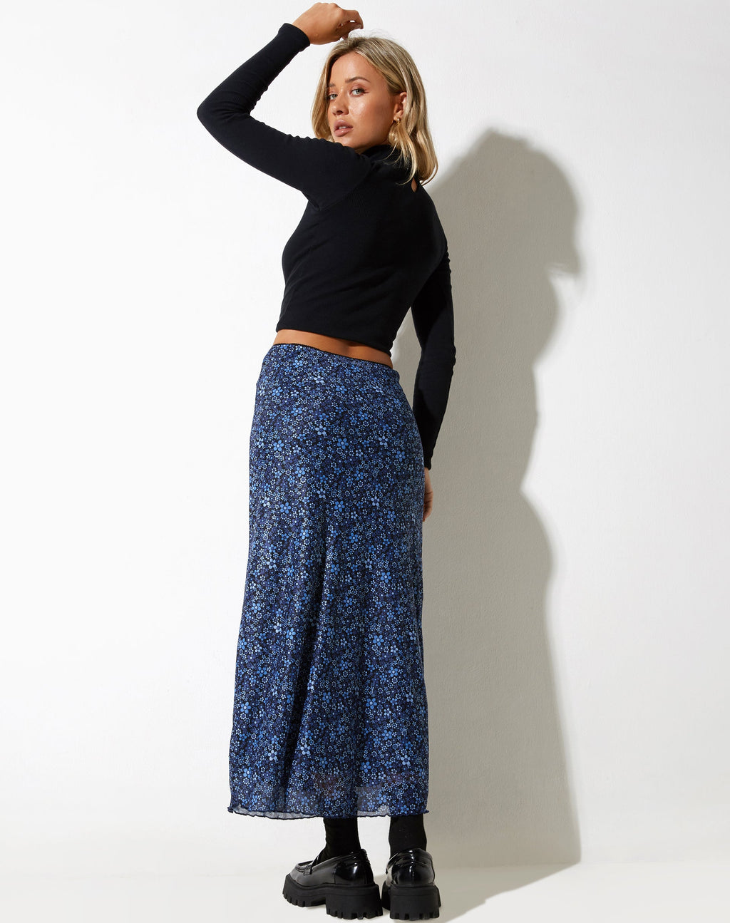 Rindu Midirock in Blumengarten Blau