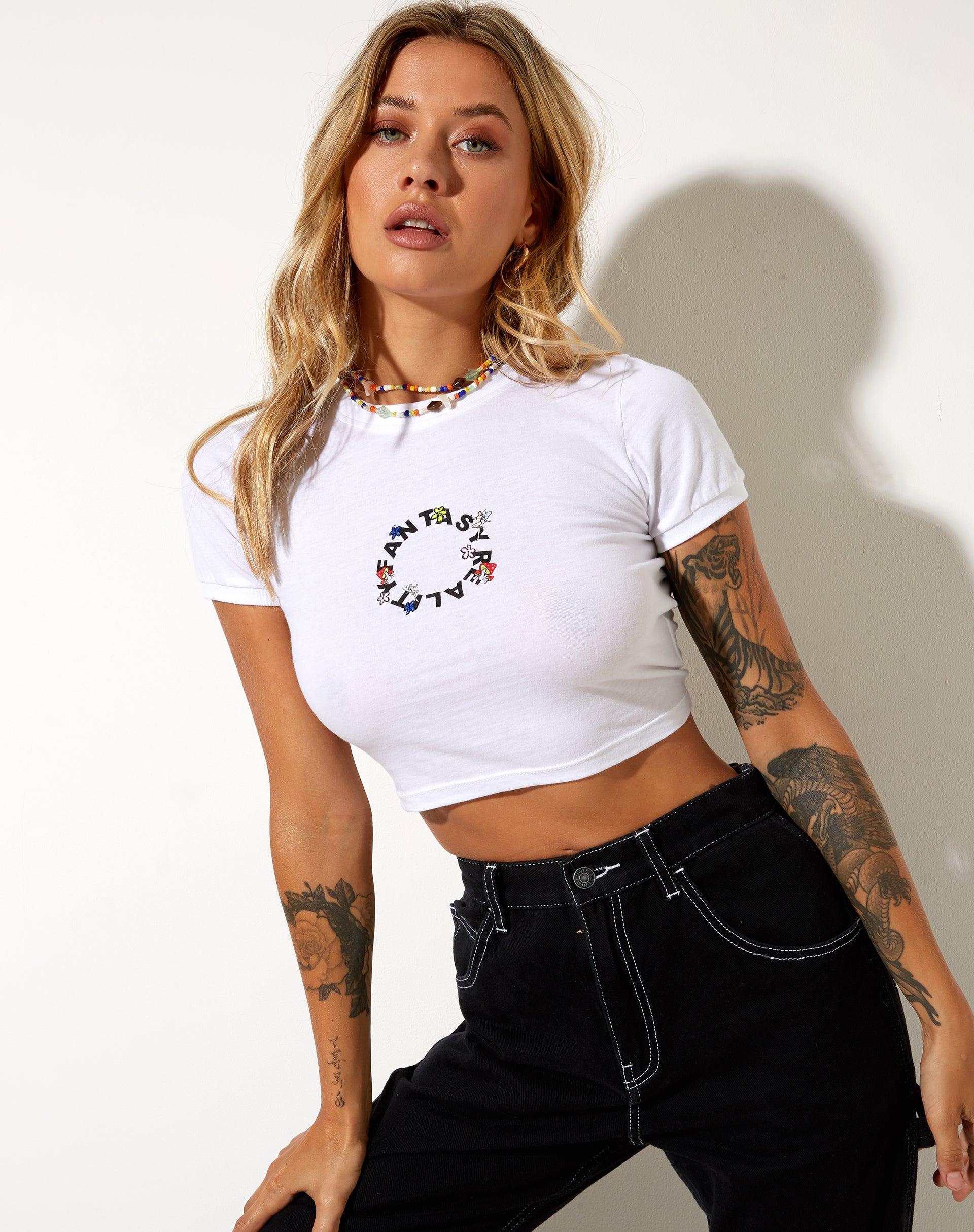 Bild von Ringer Tee in Weiß Fantasy Reality Mix Druck und Stickerei