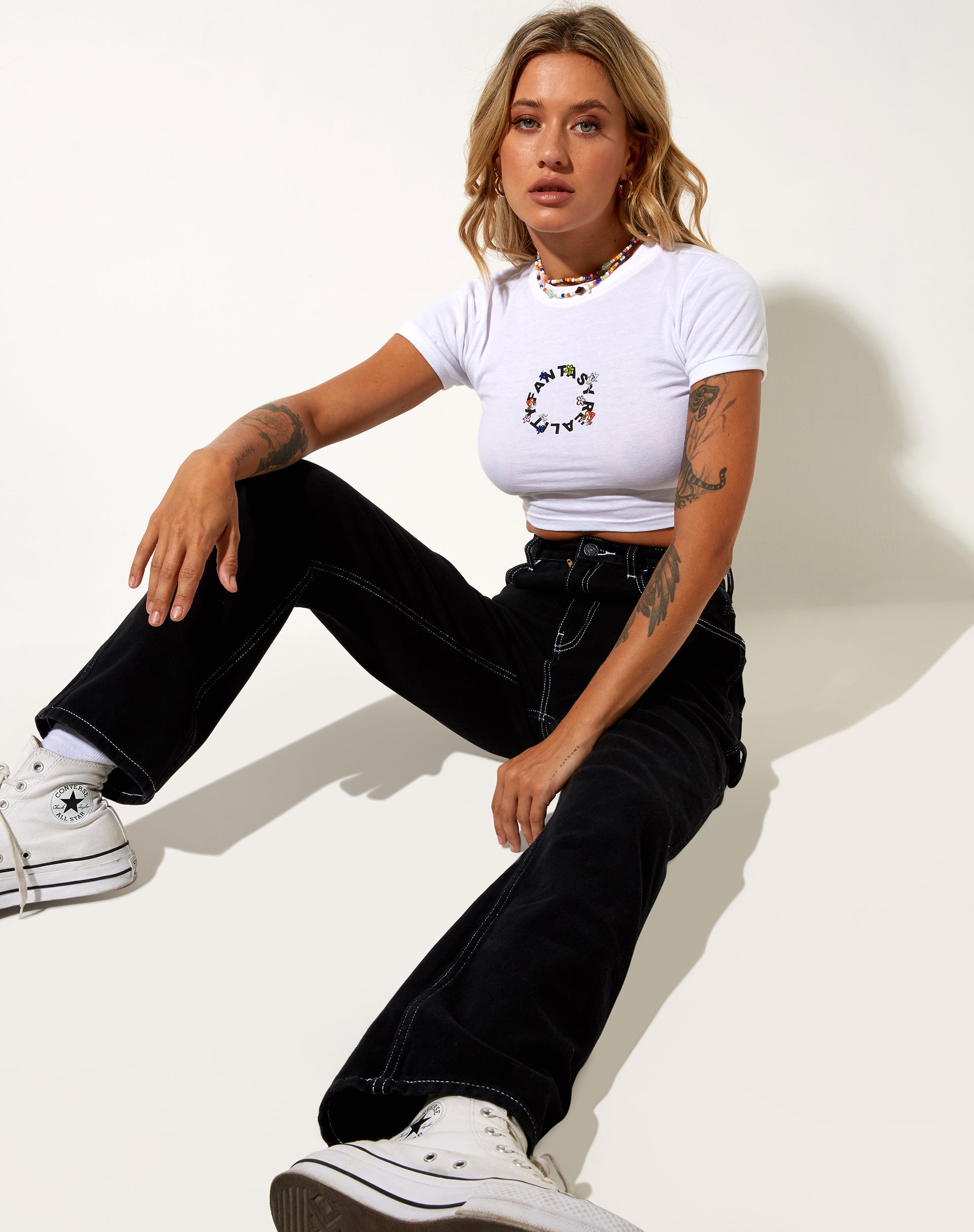 Bild von Ringer Tee in Weiß Fantasy Reality Mix Druck und Stickerei