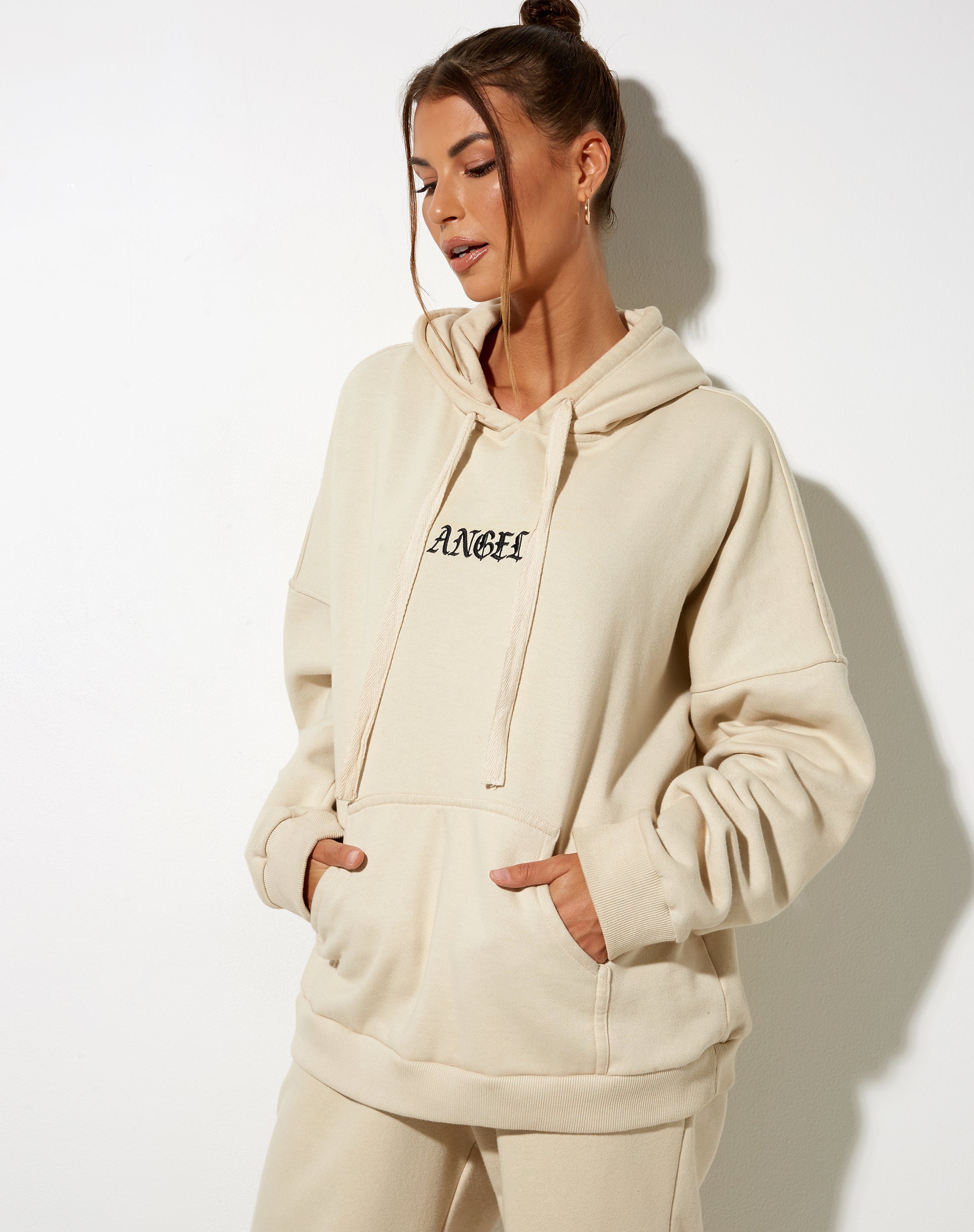 Image of Oversize-Kapuzenpulli aus Stein mit Engelsstickerei