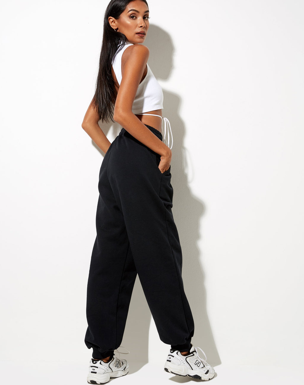 Roider Jogger in Schwarz Pilz Rot Stickerei