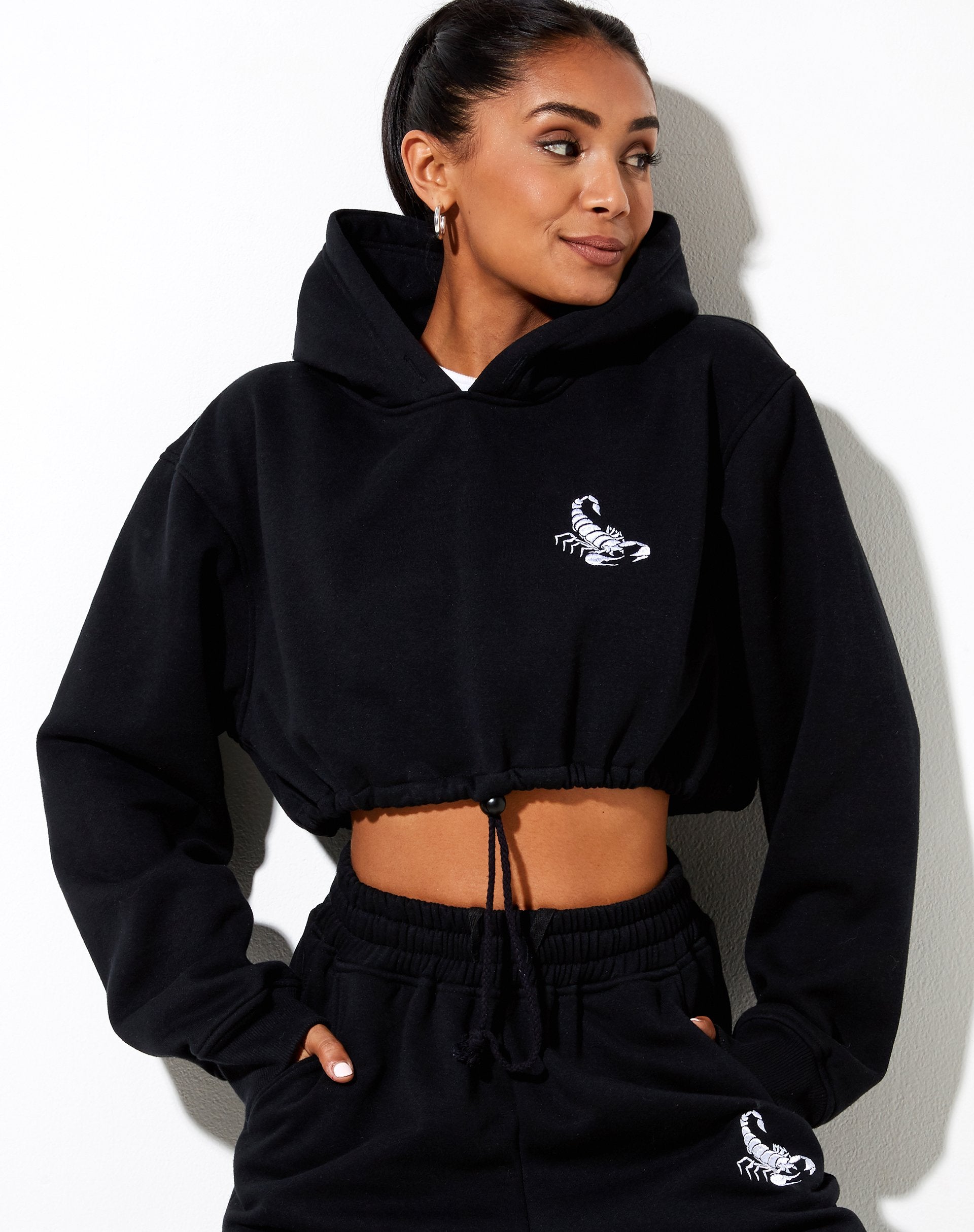 Bild von Caden Hoodie in Schwarz mit weißer Skorpion-Stickerei