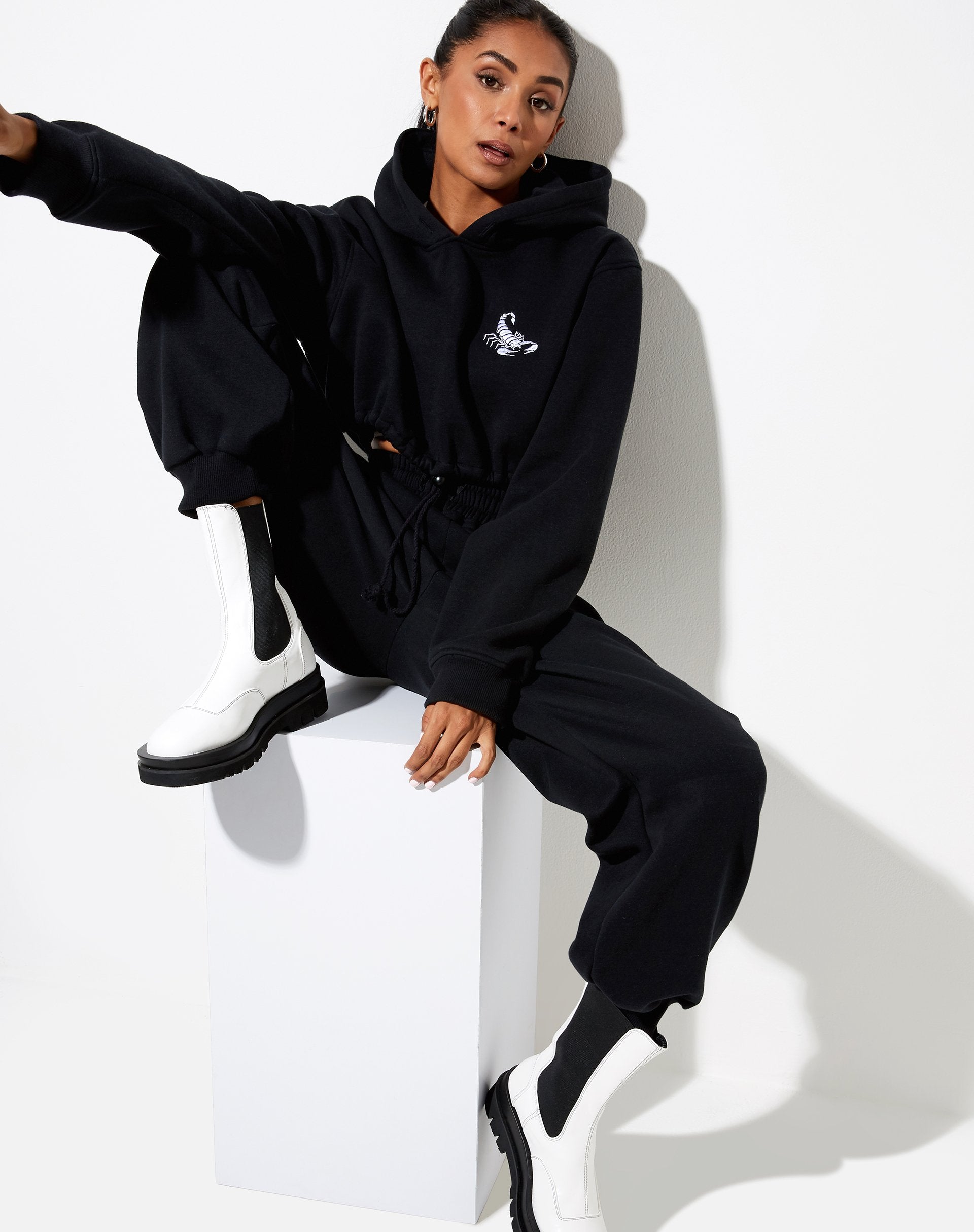 Bild von Caden Hoodie in Schwarz mit weißer Skorpion-Stickerei