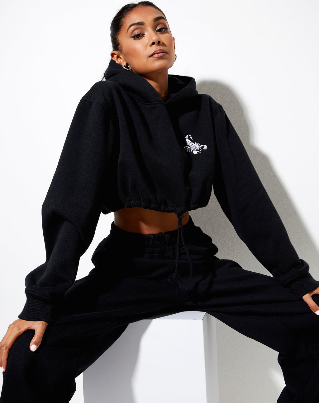 Caden Hoodie in Schwarz mit weißer Skorpion-Stickerei