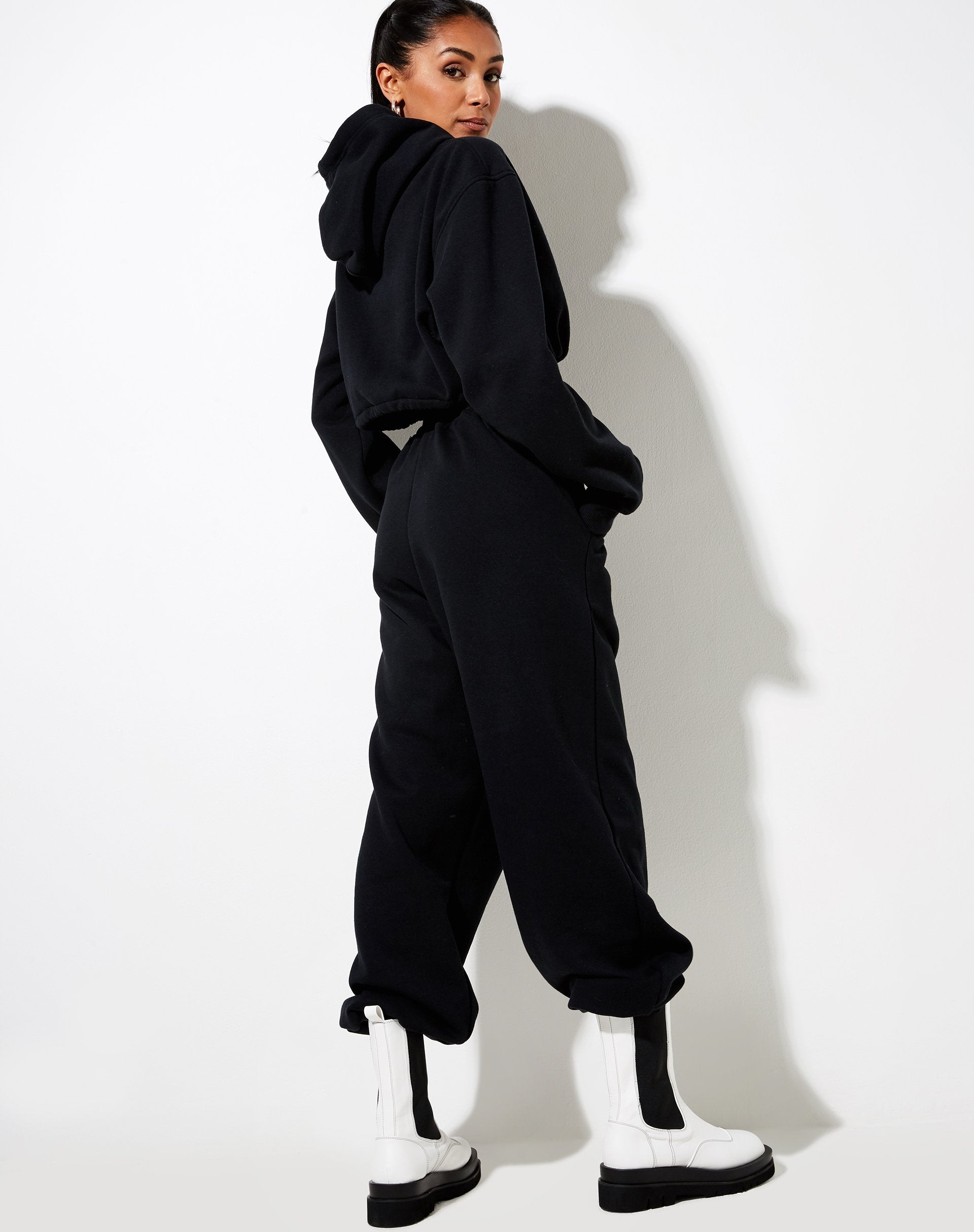 Bild von Caden Hoodie in Schwarz mit weißer Skorpion-Stickerei