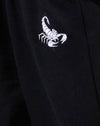Schwarz mit weißem Skorpion-Emblem