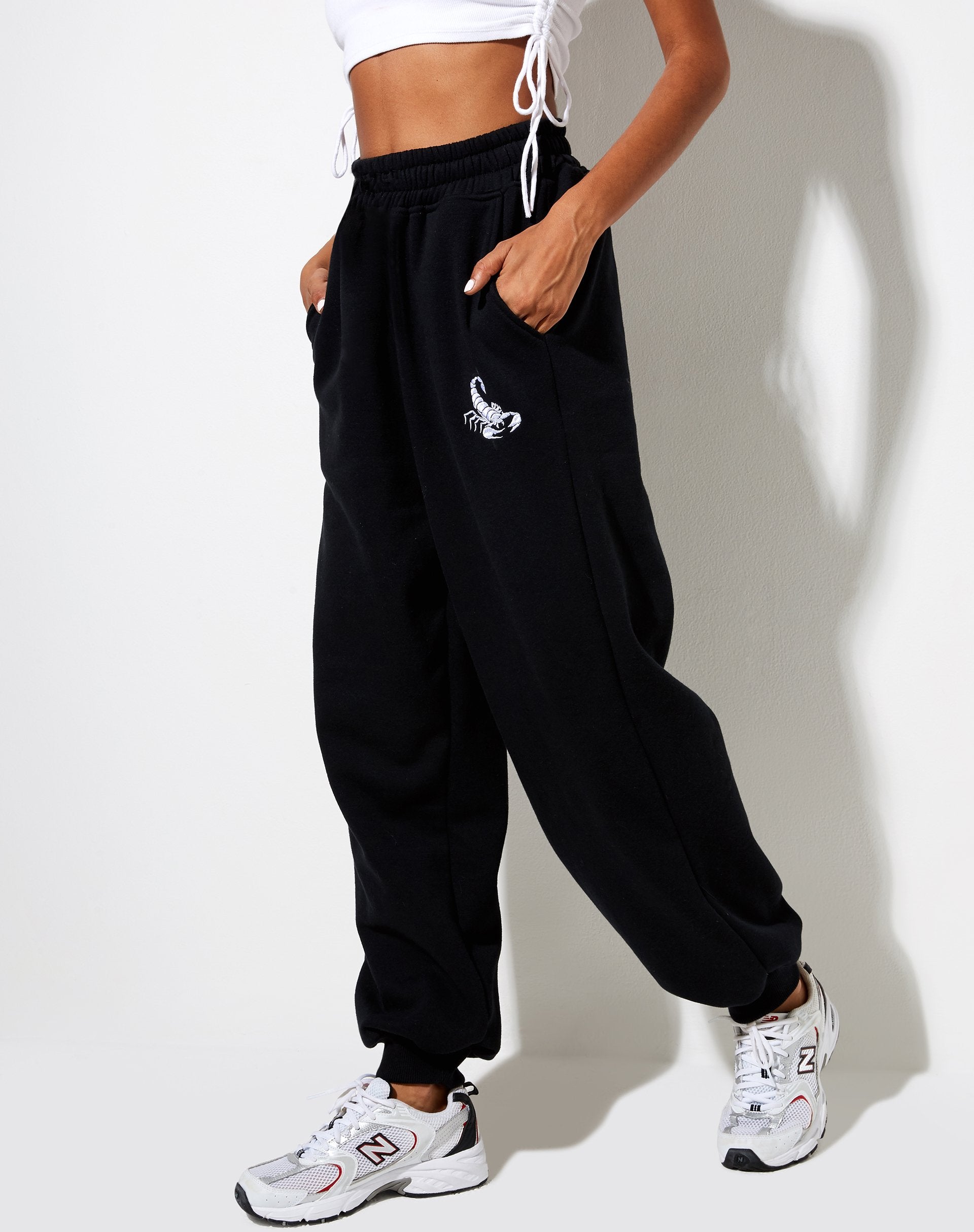 Bild von Roider Jogger in Schwarz mit weißem Skorpion-Emblem