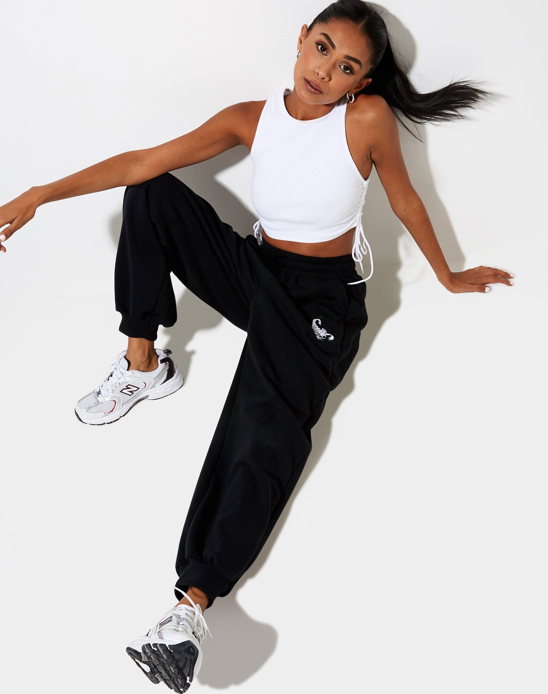 Bild von Roider Jogger in Schwarz mit weißem Skorpion-Emblem