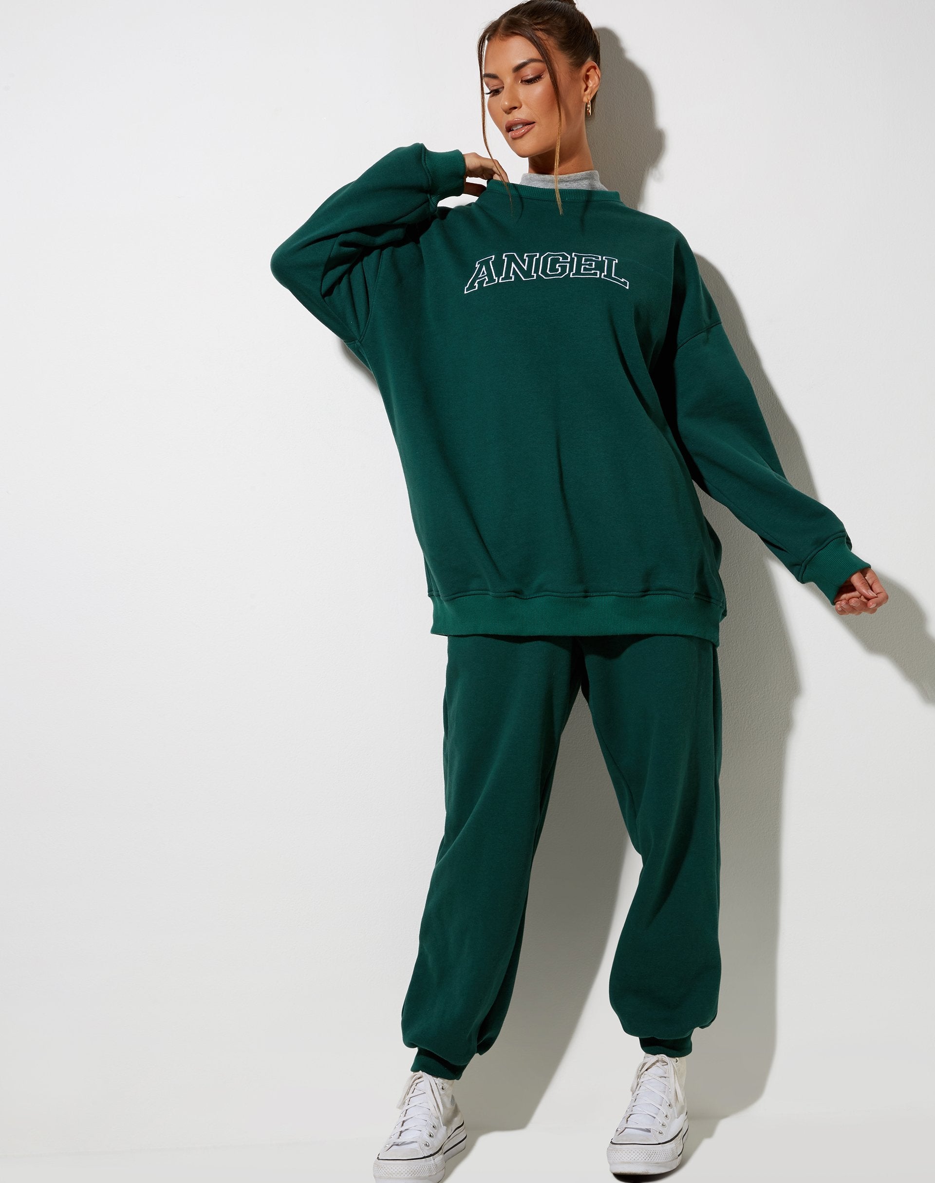 Image of Glo Sweatshirt in Flaschengrün mit Engelsstickerei in Weiß