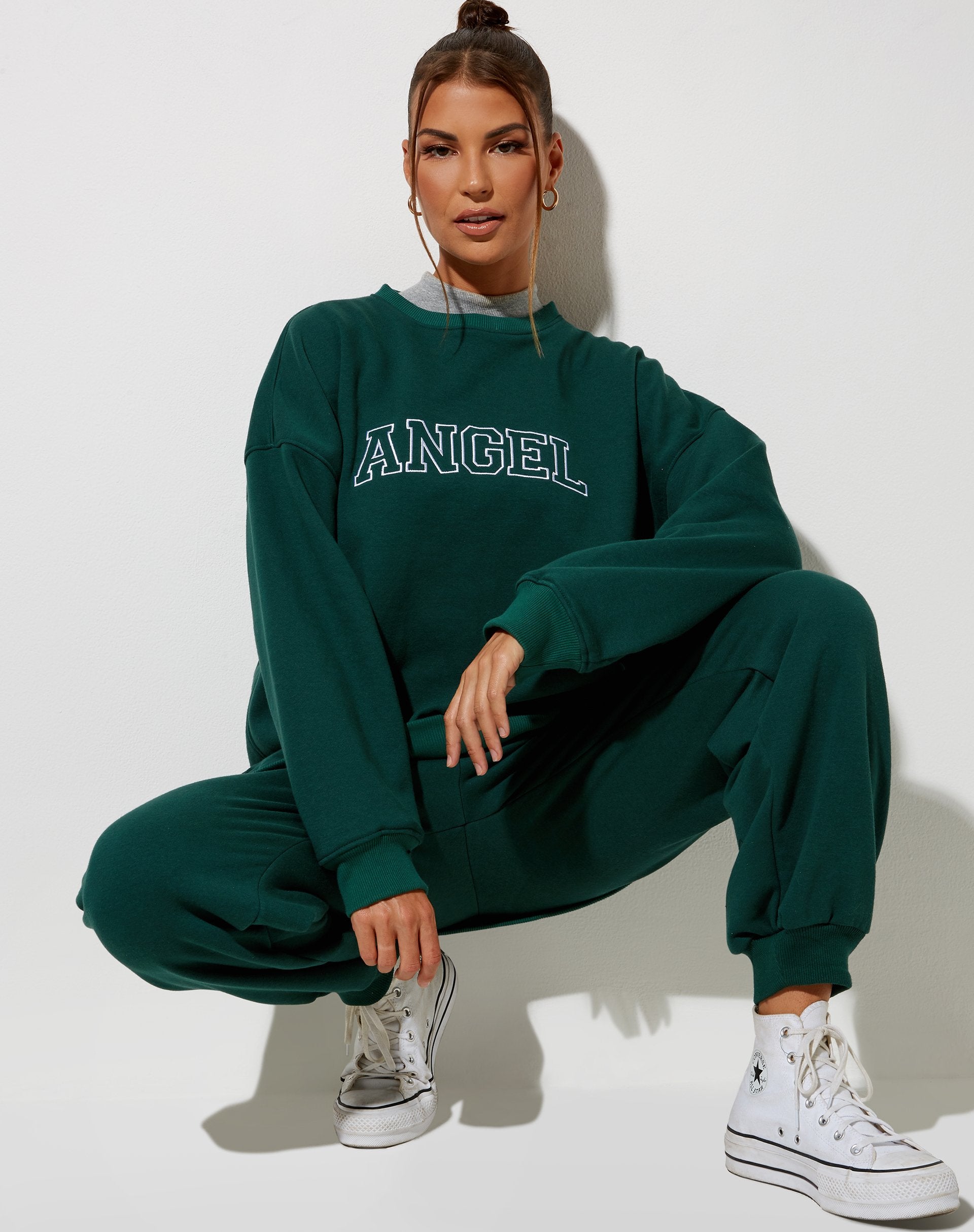 Image of Glo Sweatshirt in Flaschengrün mit Engelsstickerei in Weiß