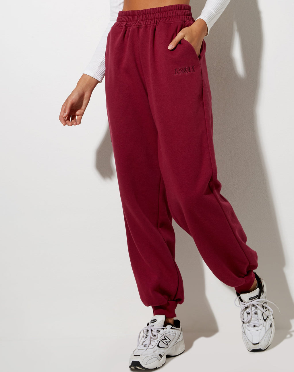 Roider Jogger in Burgund mit 'Angel'-Stickerei