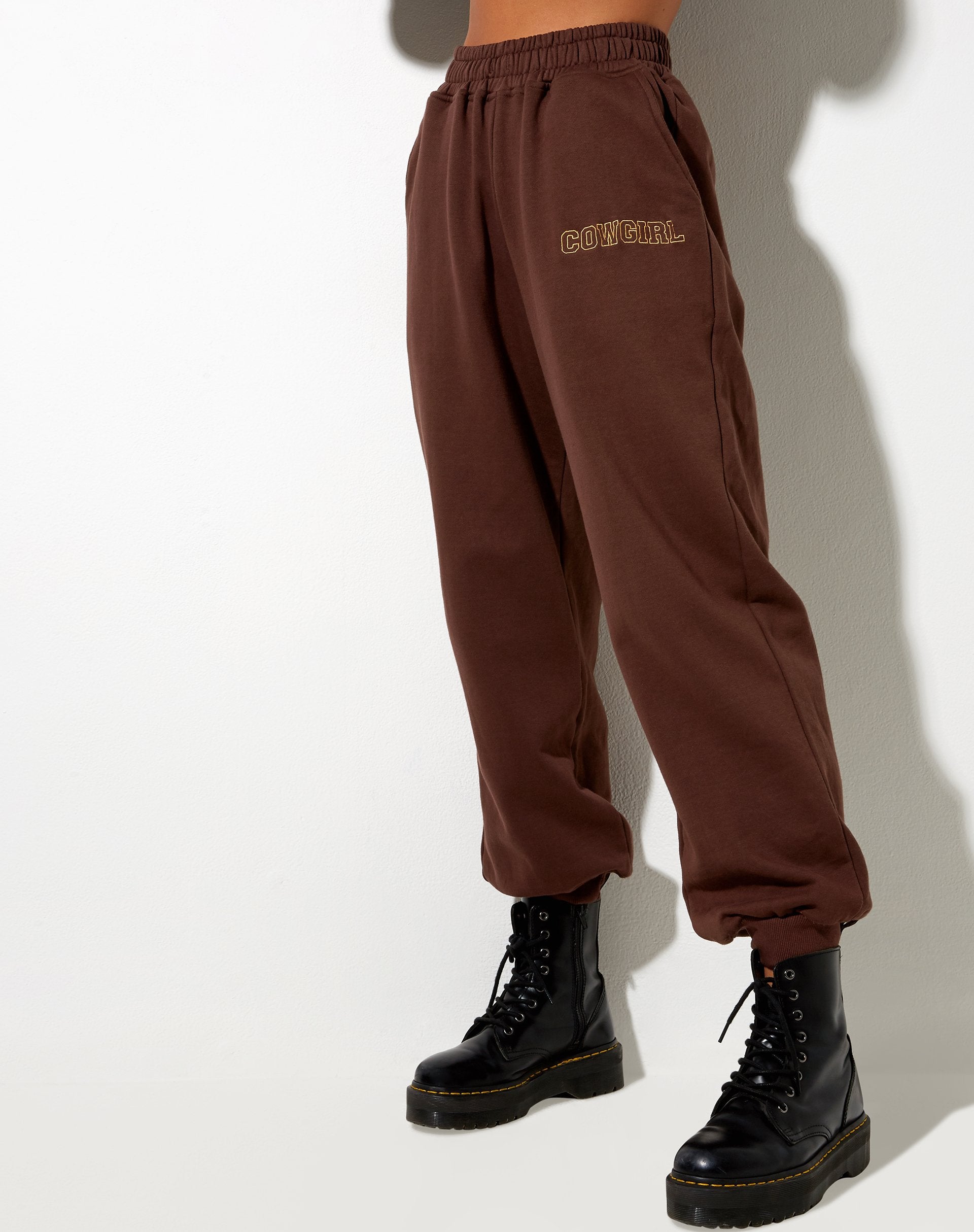 Bild von Roider Jogger in tiefem Mahagoni Cowgirl Gold Embro