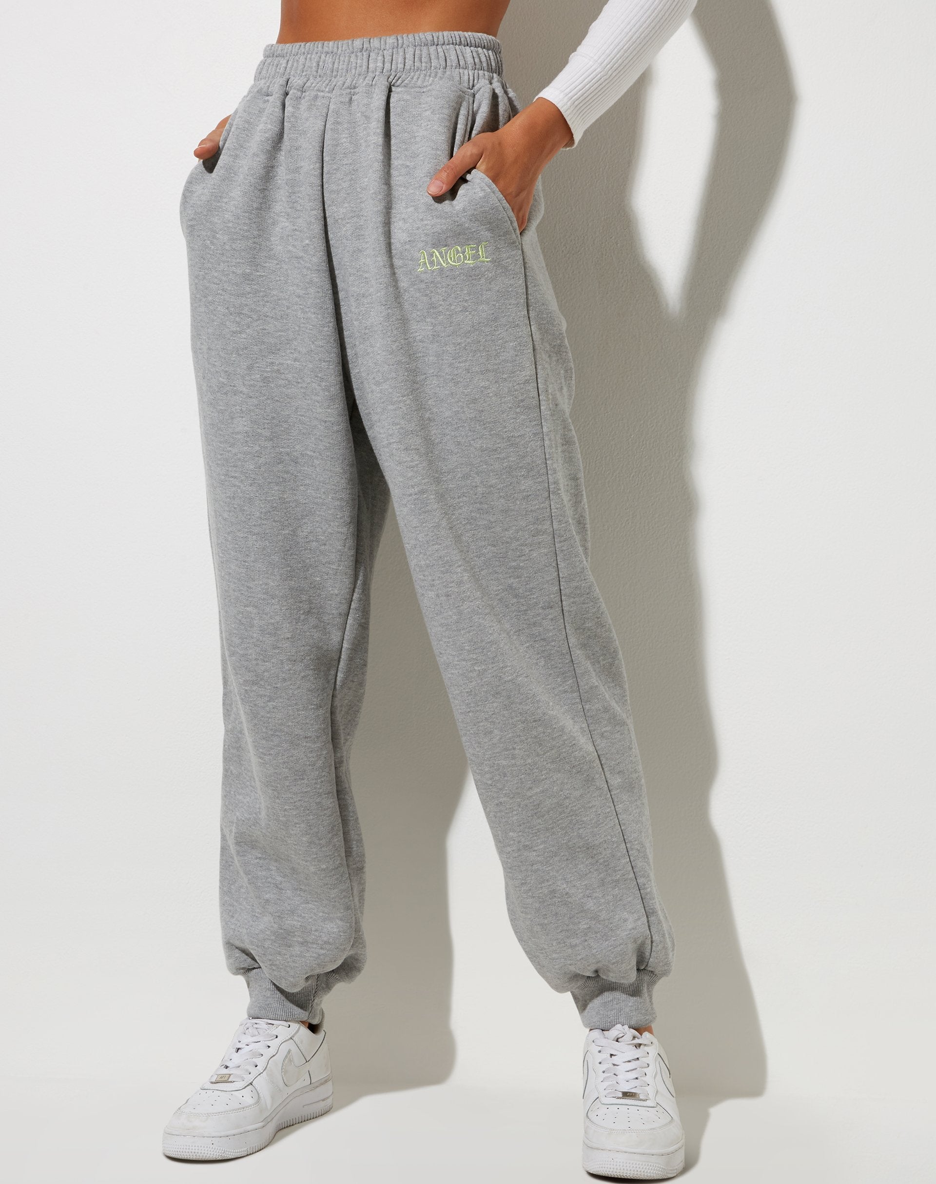 Bild von Roider Jogger in Greymarl mit Engelsstickerei in Lemon