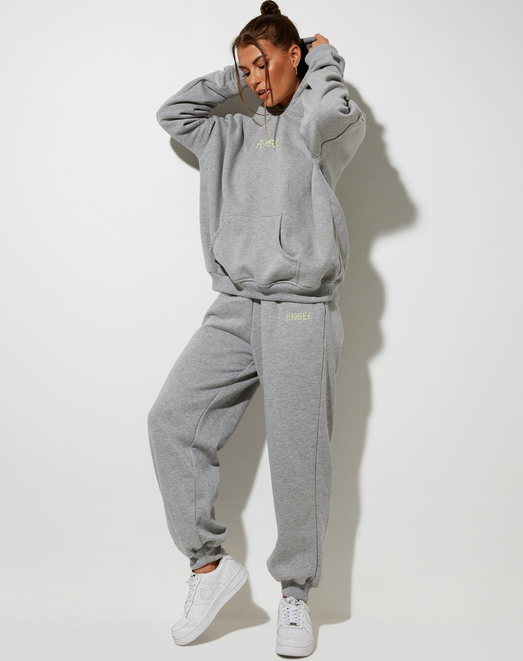 Oversize-Kapuzenpulli in Graumelange mit 'Angel'-Stickerei in Zitrone