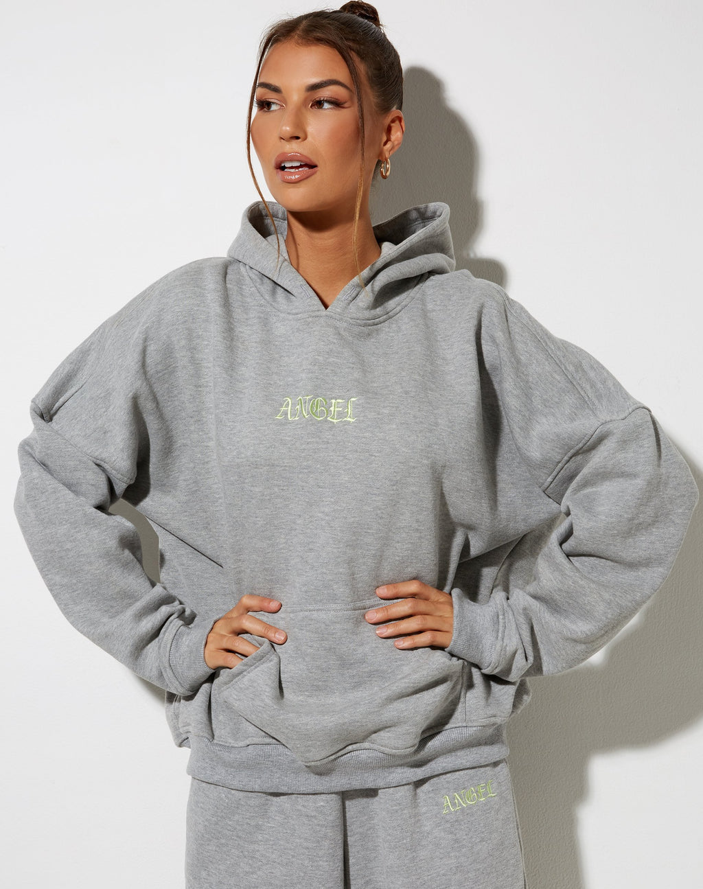 Oversize-Kapuzenpulli in Graumelange mit 'Angel'-Stickerei in Zitrone