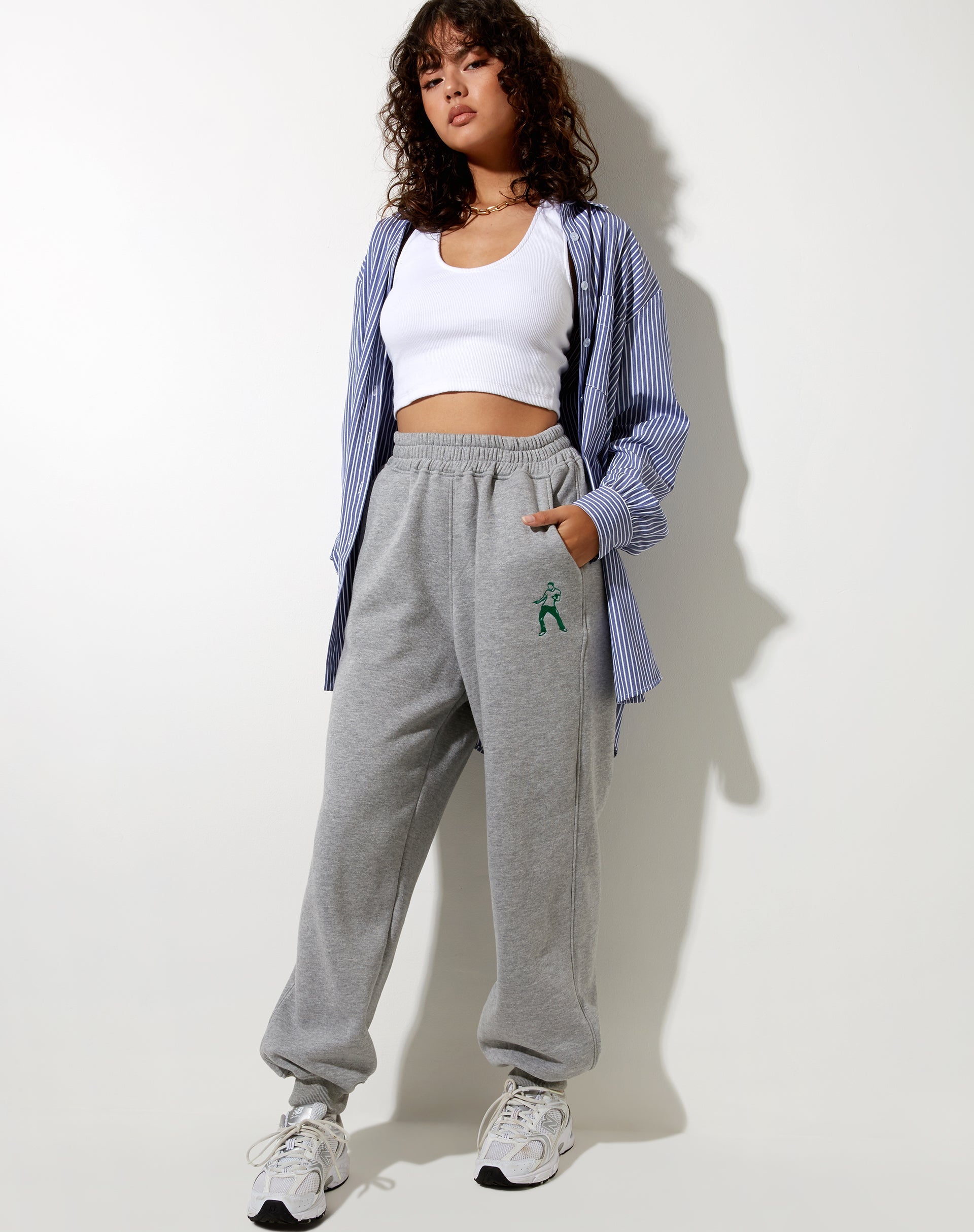 Bild von Roider Jogger in Greymarl Tanzender Figur Stickerei