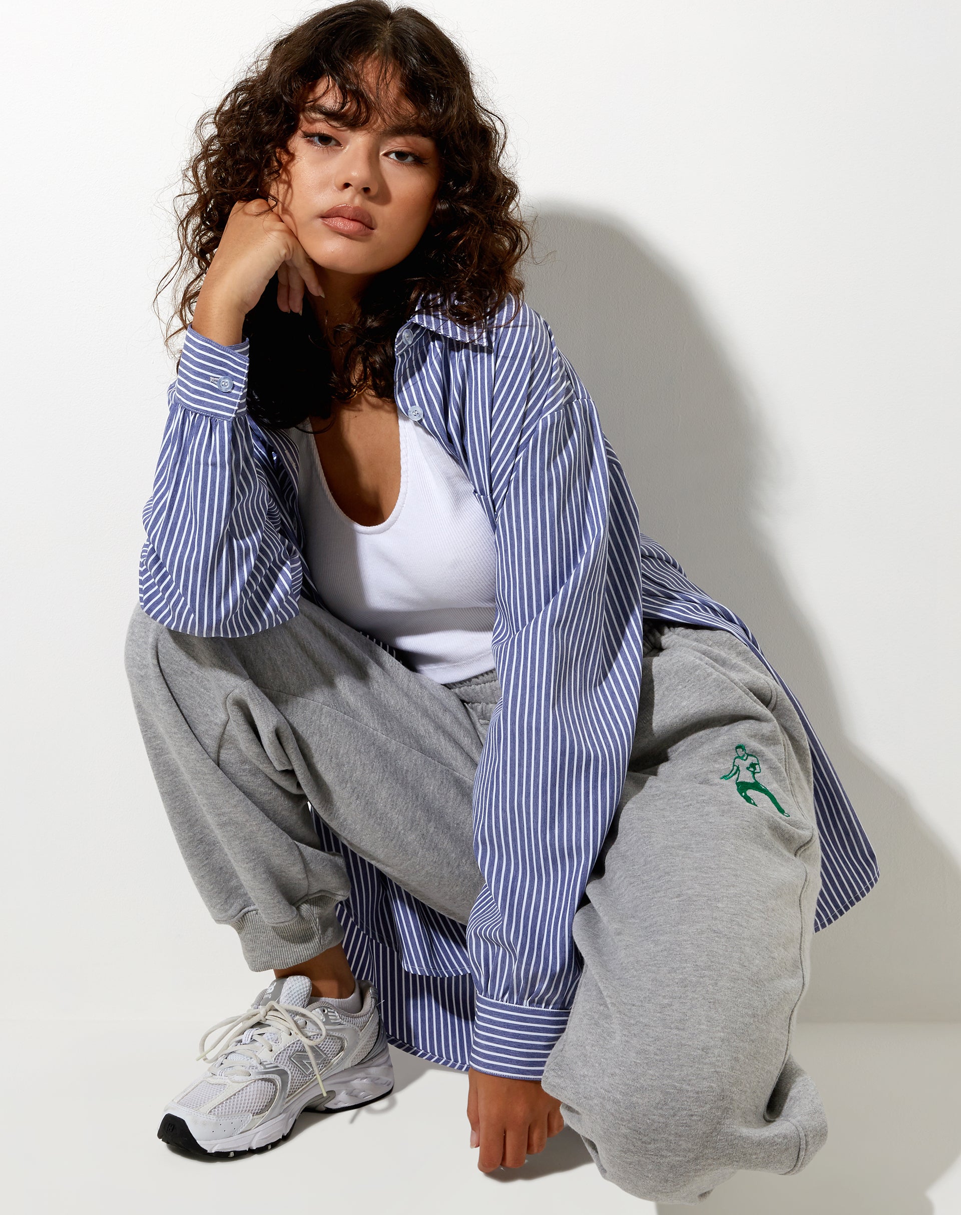 Bild von Roider Jogger in Greymarl Tanzender Figur Stickerei