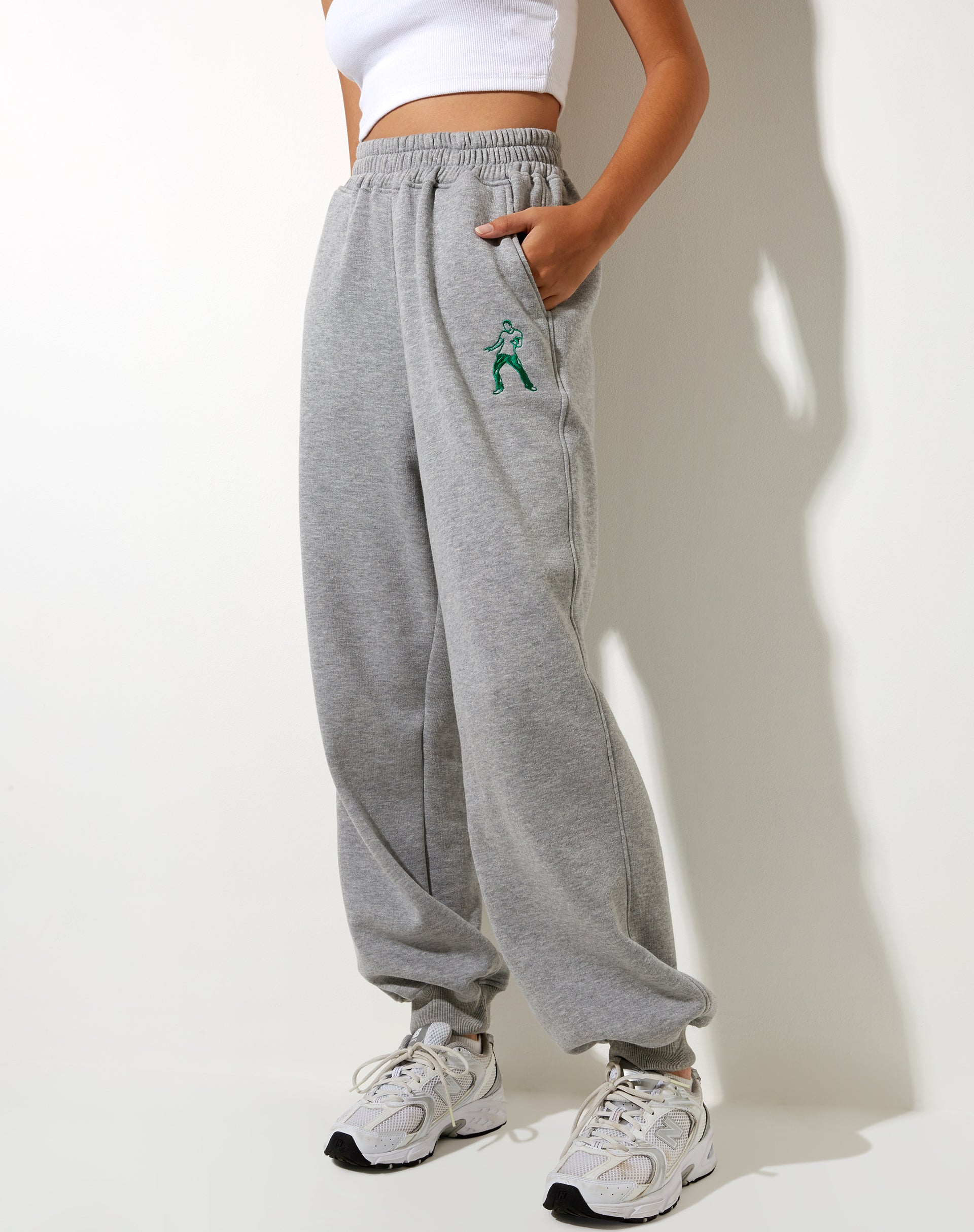 Bild von Roider Jogger in Greymarl Tanzender Figur Stickerei