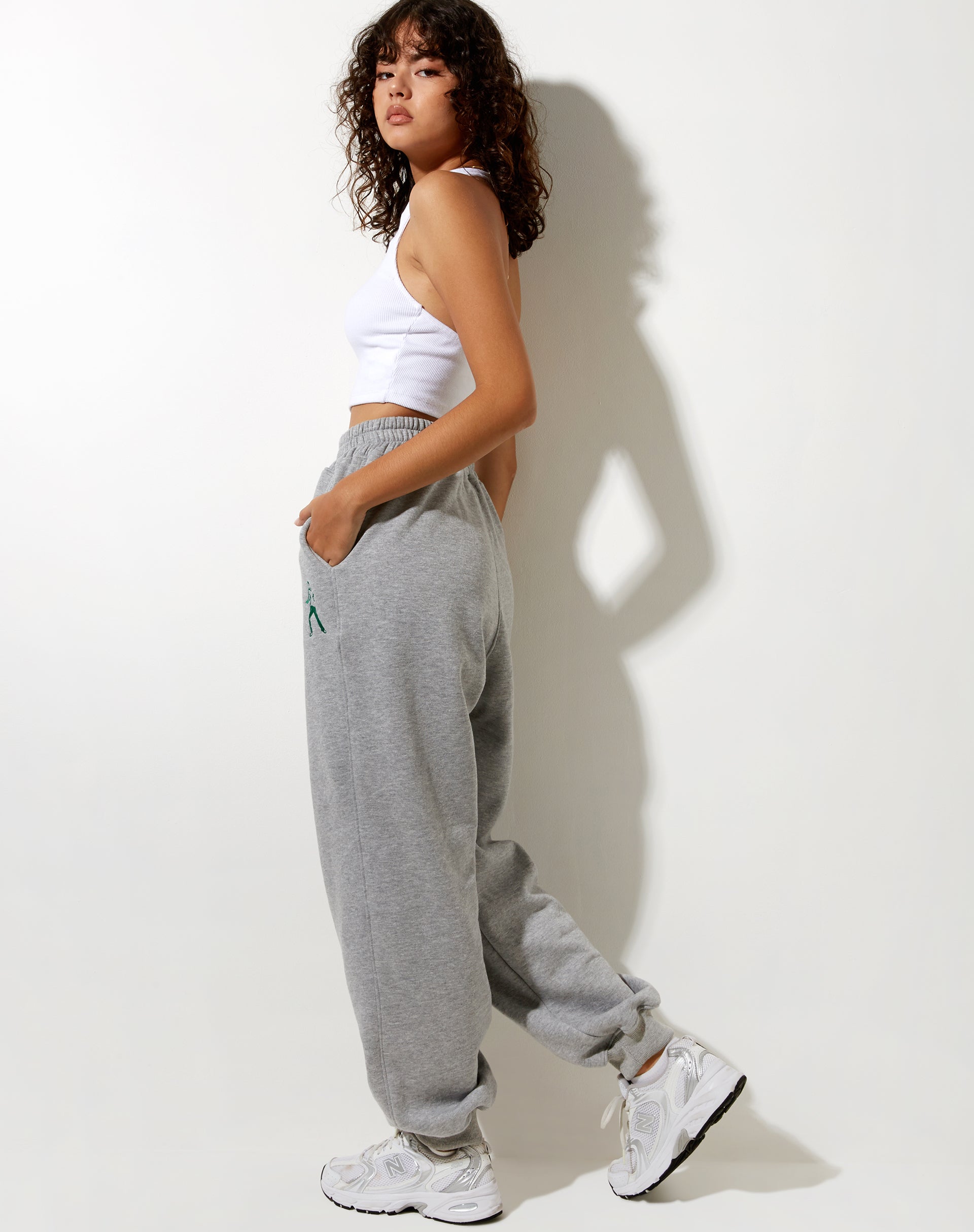 Bild von Roider Jogger in Greymarl Tanzender Figur Stickerei