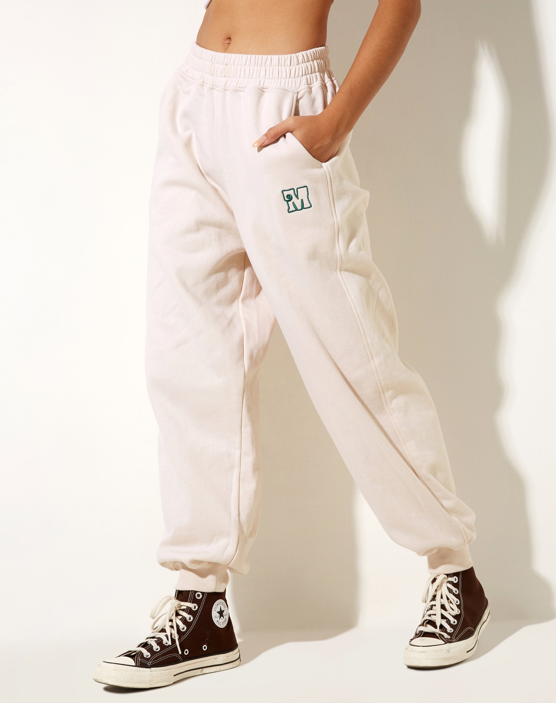 Bild von Roider Jogger in Waldgrün mit winterweißem M-Emblem