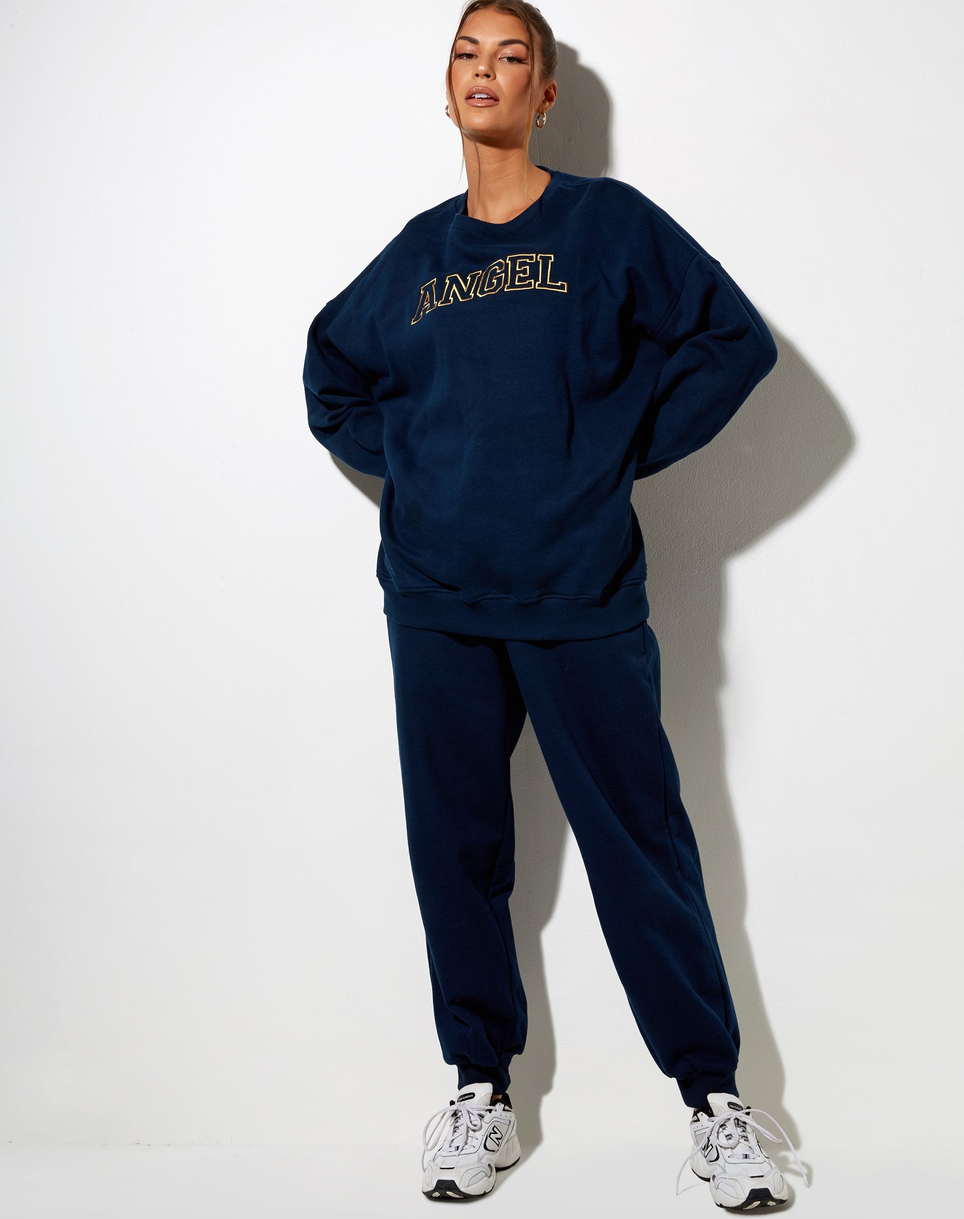 Image of Glo Sweatshirt in Marineblau Angel Embro in Gelb