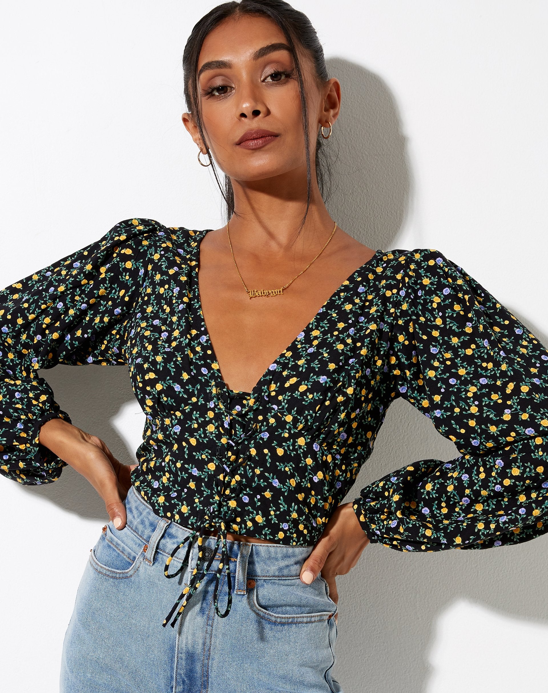 Image of Romina Top aus fließender Blume Schwarz