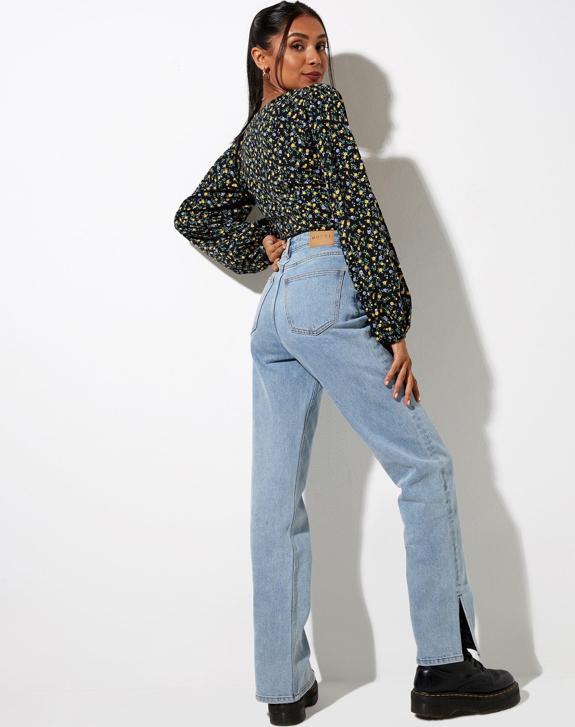 Image of Romina Top aus fließender Blume Schwarz