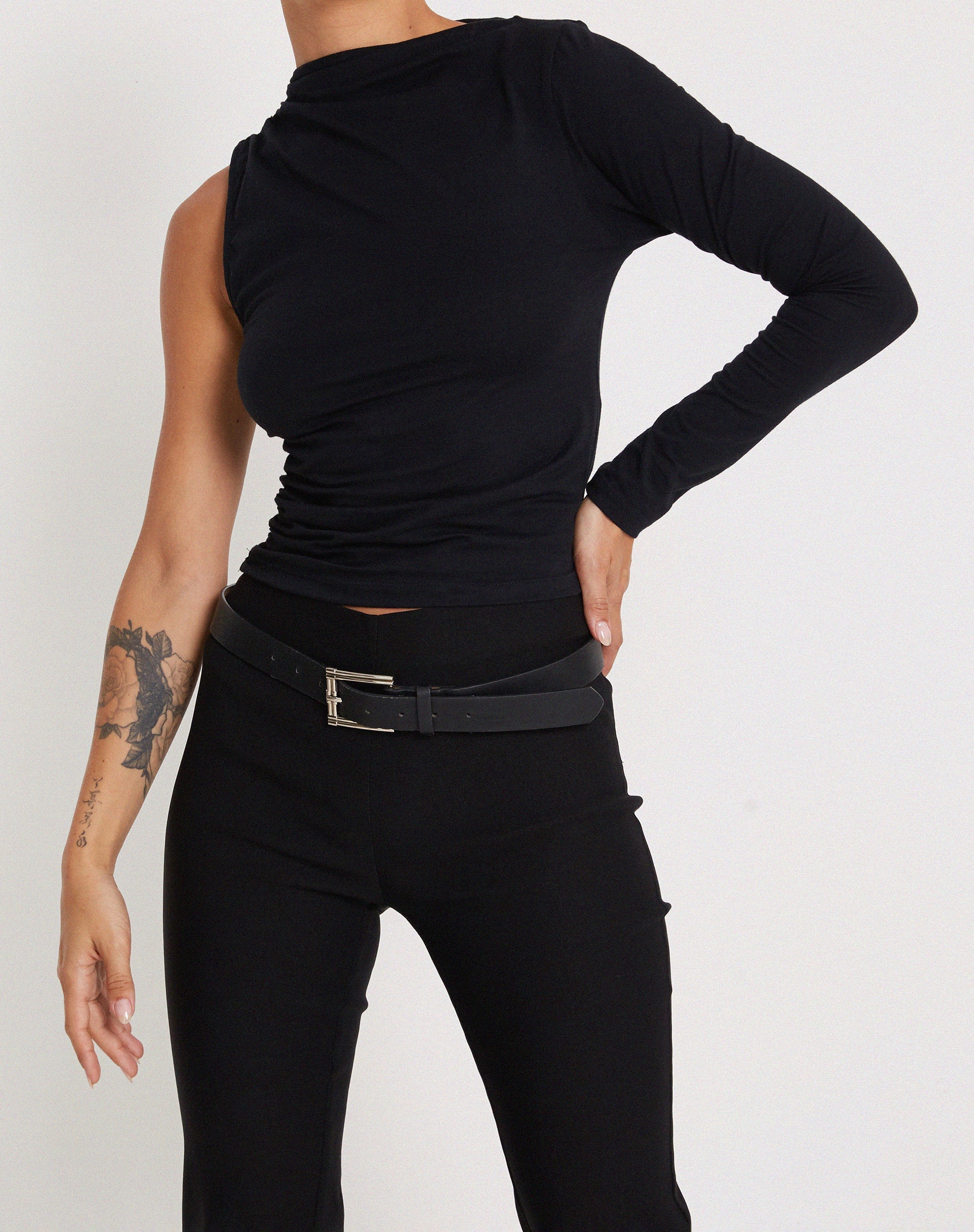 Image of Roonhi Langärmeliges One-Shoulder-Top in Schwarz