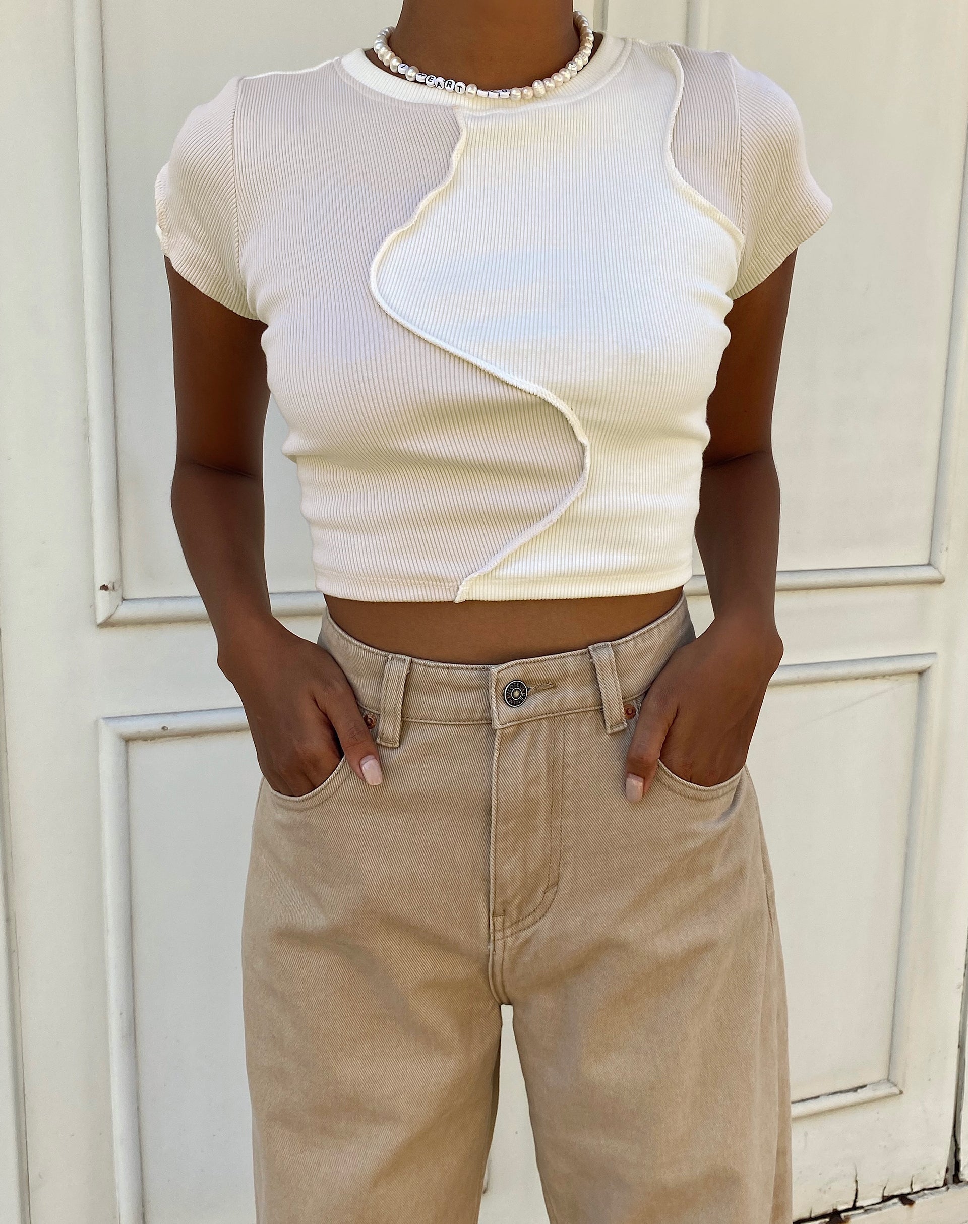 Image of Motel X Barbara Kristoffersen Ruta Crop Top in getäfeltem Elfenbein und Winterweiß
