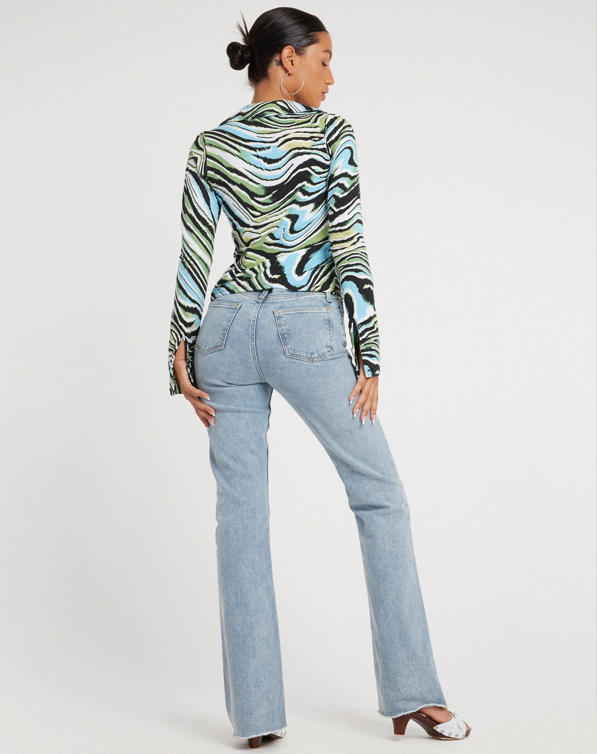 Bild von Ruth Shirt in Warped Zebra Blue